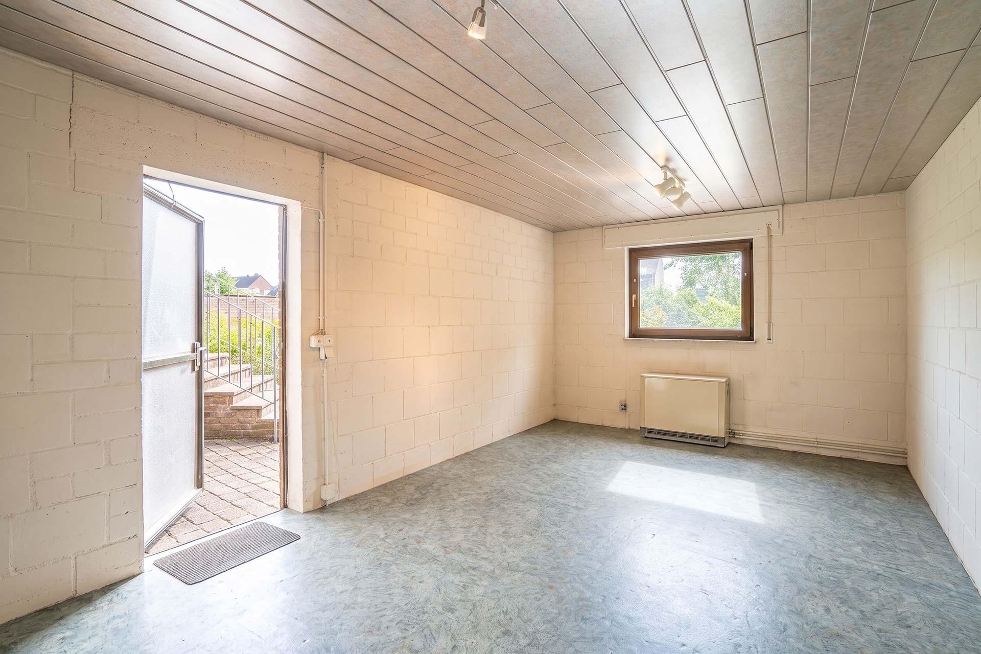 Der zusätzliche Raum hinter der Garage mit Heizung und direktem Zugang zur Garage. Doppelhaushälfte Bergheim