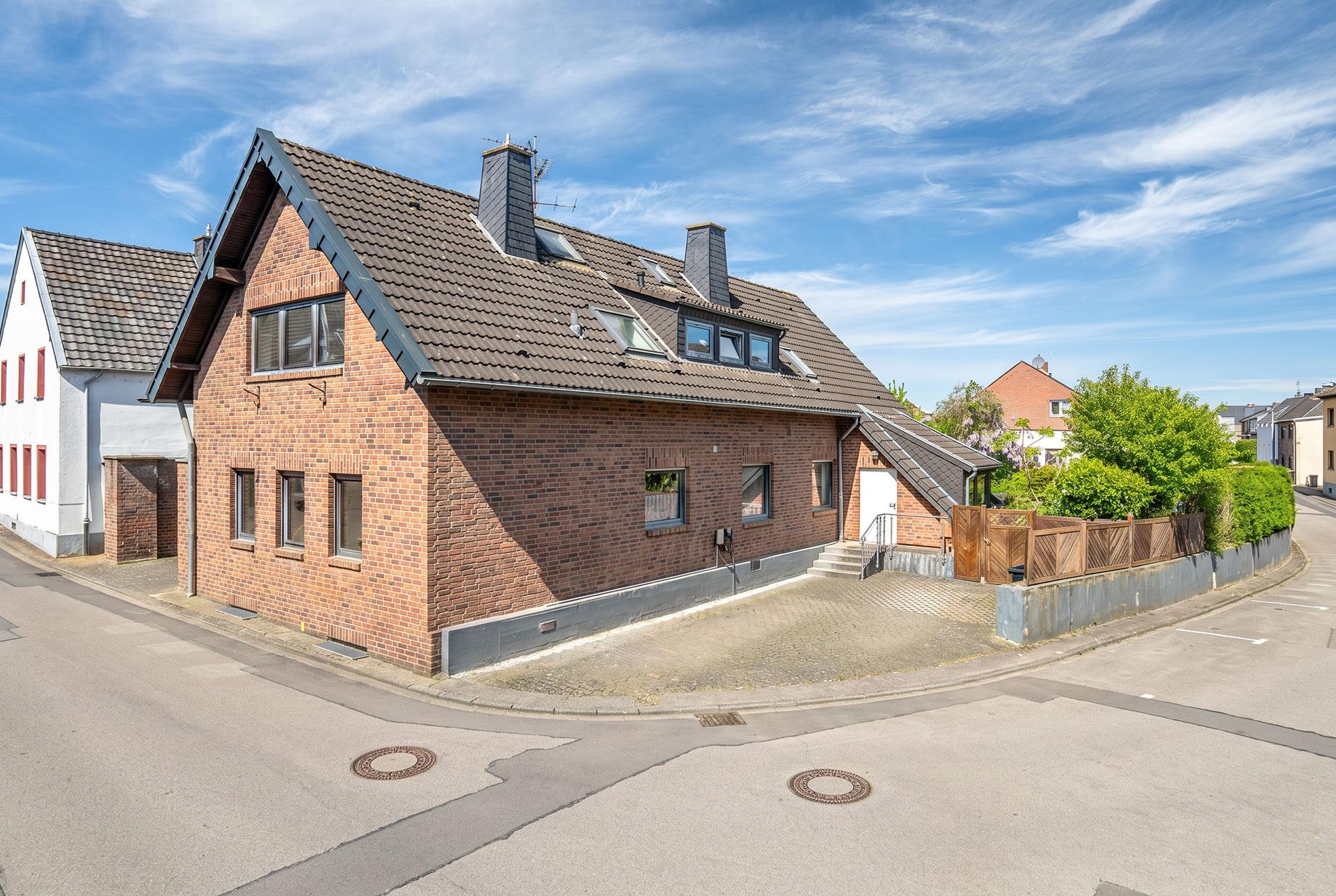 Seitenansicht der Immobilie mit 2 Stellplätzen und Wallbox Immobilie Bedburg