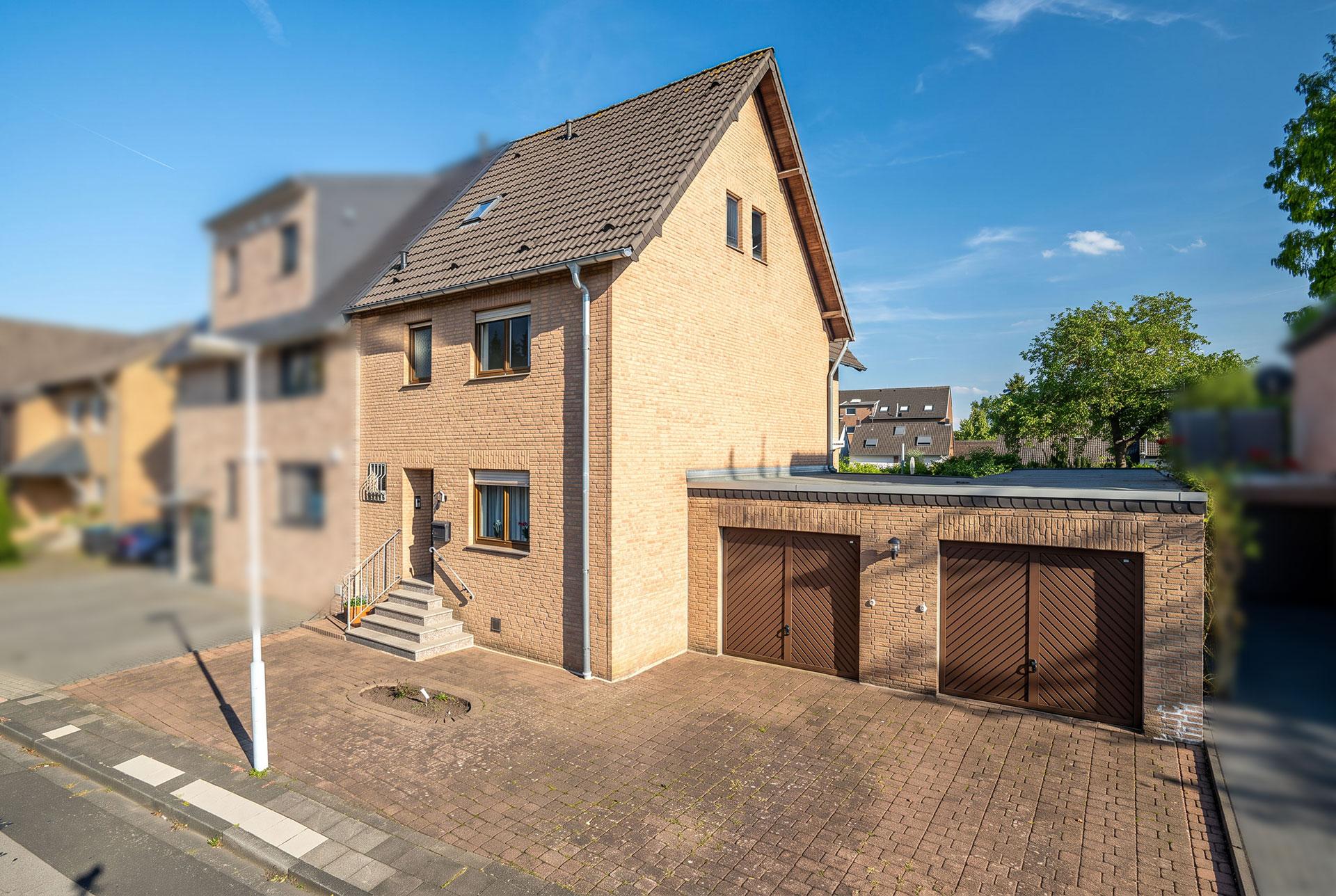 Vorderansicht der Doppelhaushälfte mit der Doppelgarage. Doppelhaushälfte Bergheim