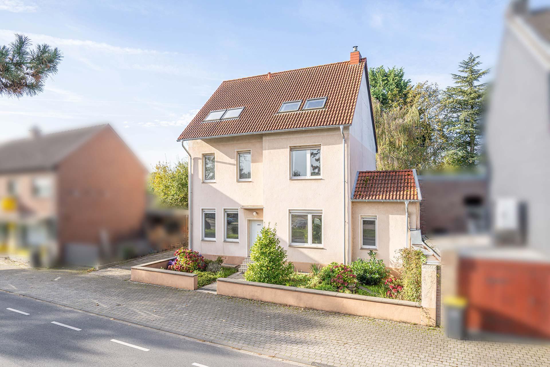 Blick von der rechten Seite auf die Immobilie mit Blick auf den keinen Anbau im Erdgeschoss. Immobilie Bedburg