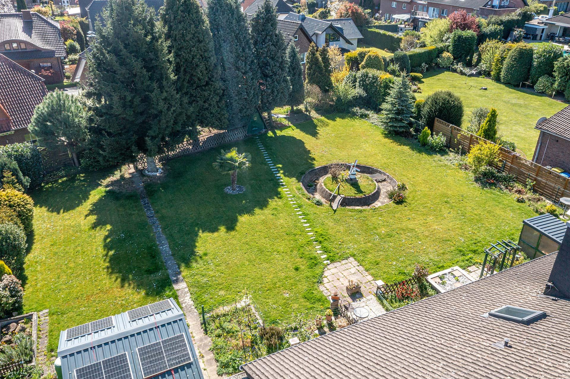 Blick über das Haus in den Garten Immobilie Bedburg