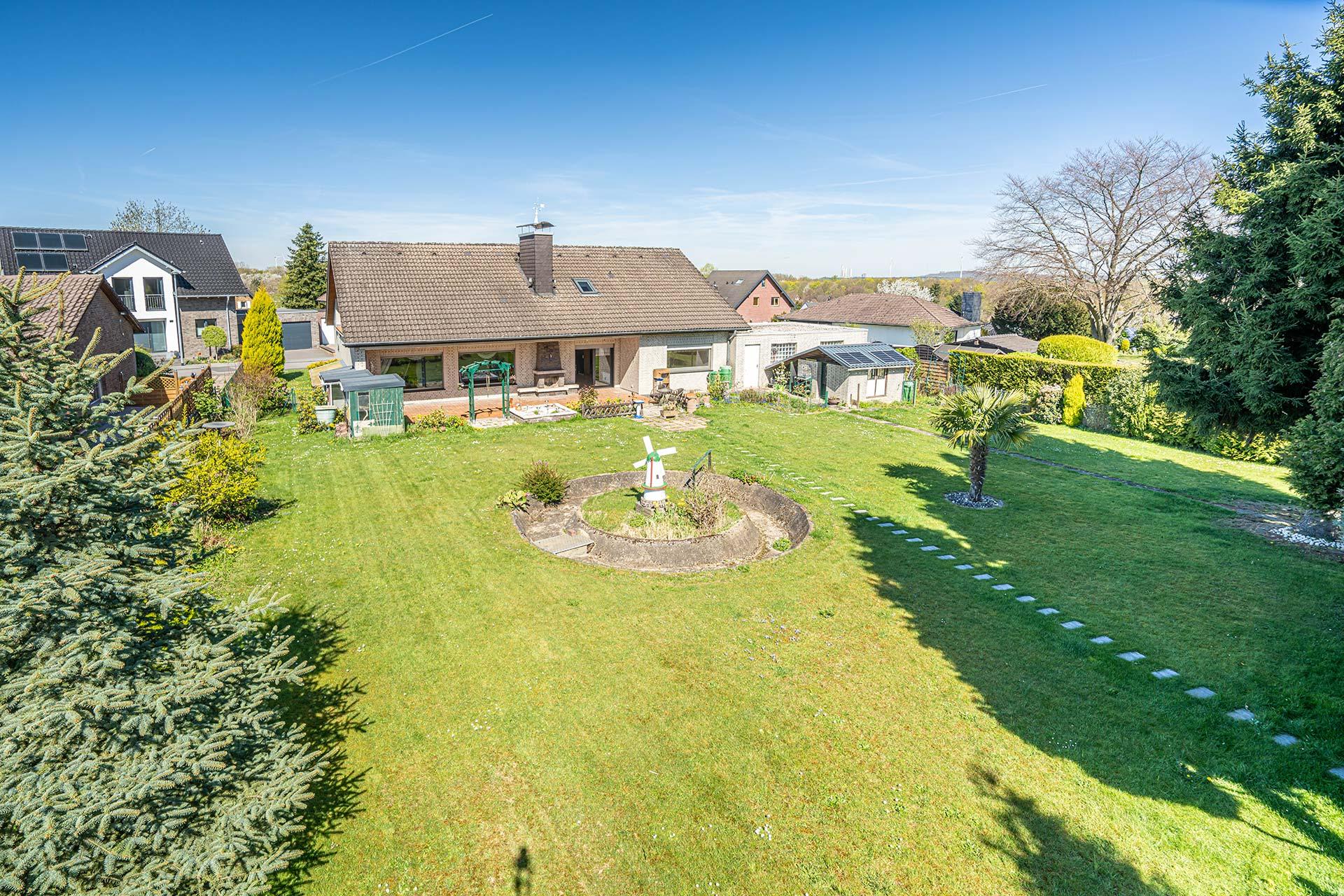 Blick vom Garten auf das Haus Immobilie Bedburg