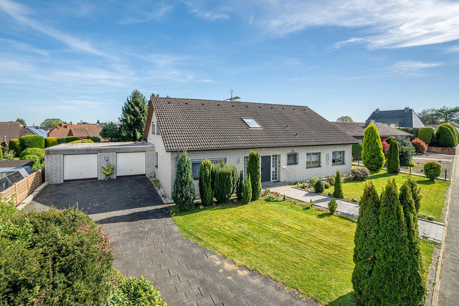 Blick auf die Immobilie mit Doppelgarage auf der linken Seite. Immobilie Bedburg
