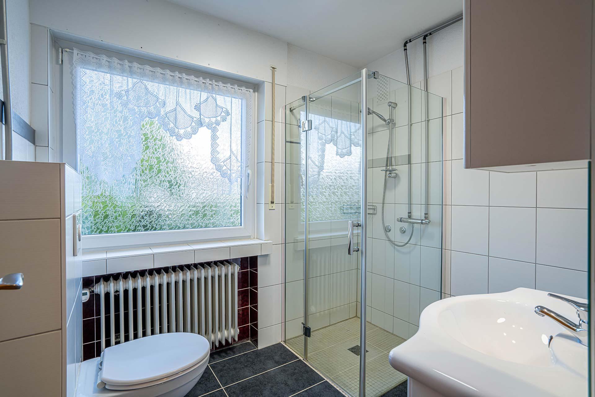 Das Tageslichtbad ist mit einem Fenster, einer Dusche, einem WC und einem Waschbecken ausgestattet. Reihenmittelhaus Erftstadt