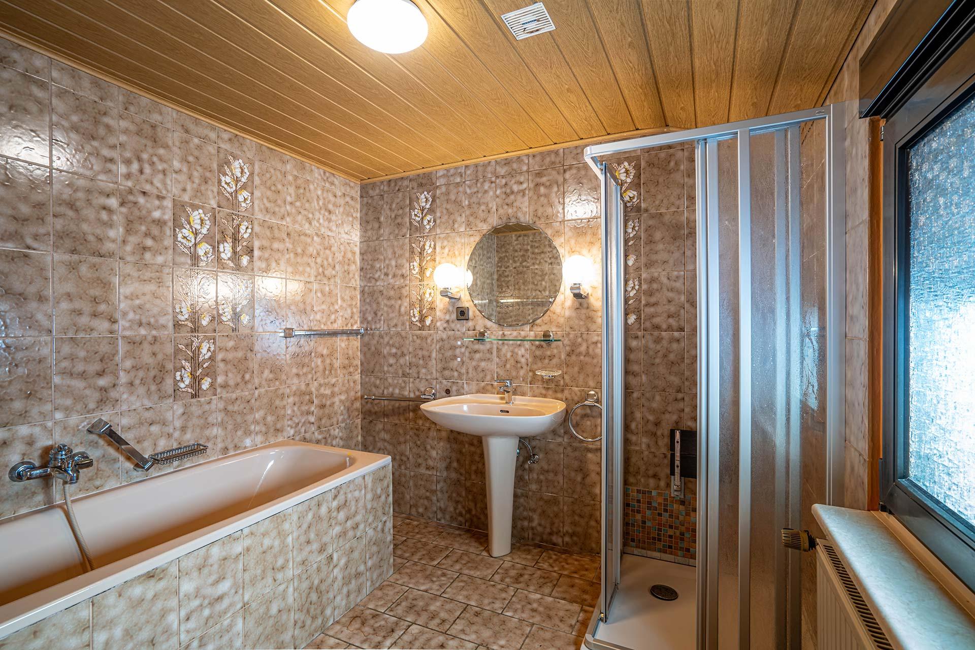 Das Tageslichtbad ist durch die Küche im Anbau erreichbar. 
Es ist mit einem Fenster, einer Dusche, einer Badewanne und einem Waschbecken ausgestattet. Das Badezimmer ist ca 5,52 m² groß. Reihenmittelhaus Kerpen
