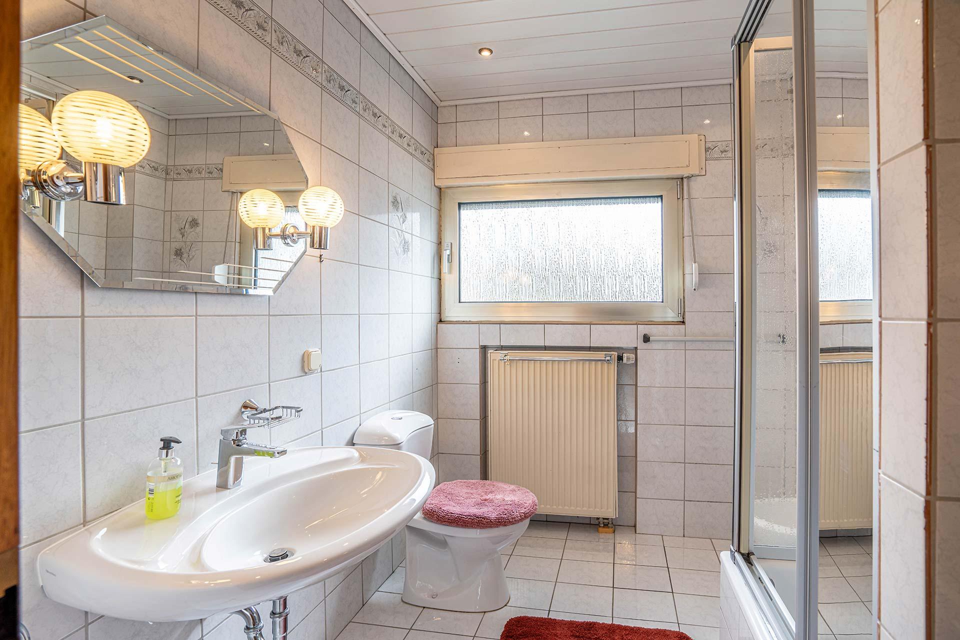 Das Tageslichtbad mit Fenster, Dusche, WC, Bidet und Waschbecken Bungalow Kerpen
