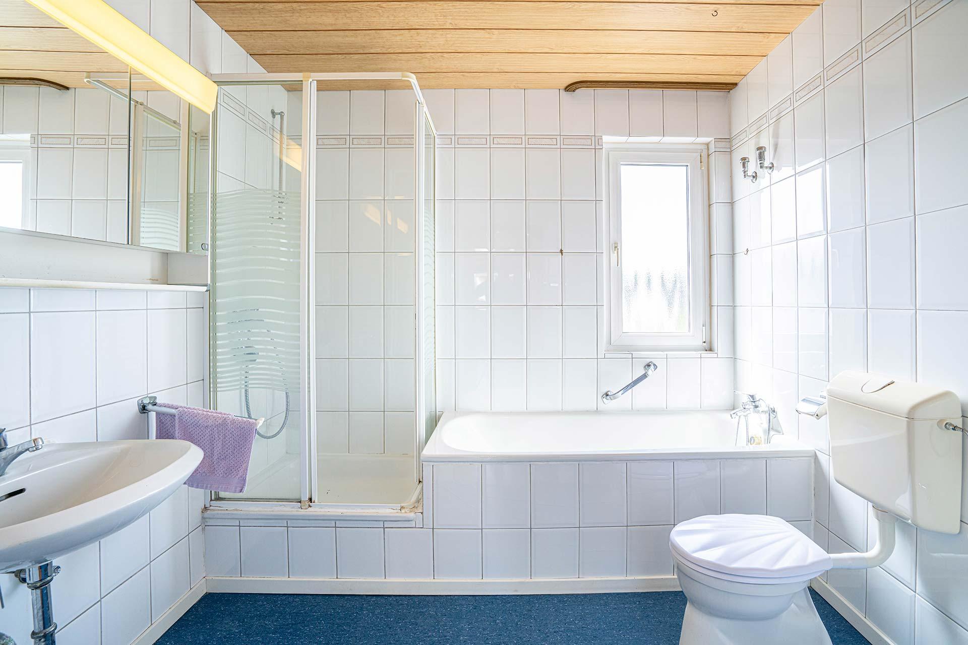 Das Badezimmer mit Waschbecken, Fenster, Dusche, Badewanne, WC und Bidet. Doppelhaushälfte Bergheim