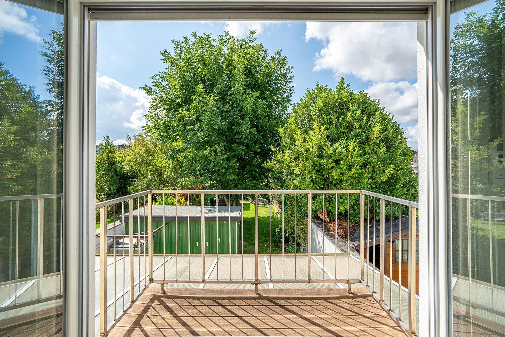 Der Balkon im Elternschlafzimmer mit Blick über die Terrasse in den Garten. Reihenmittelhaus Erftstadt