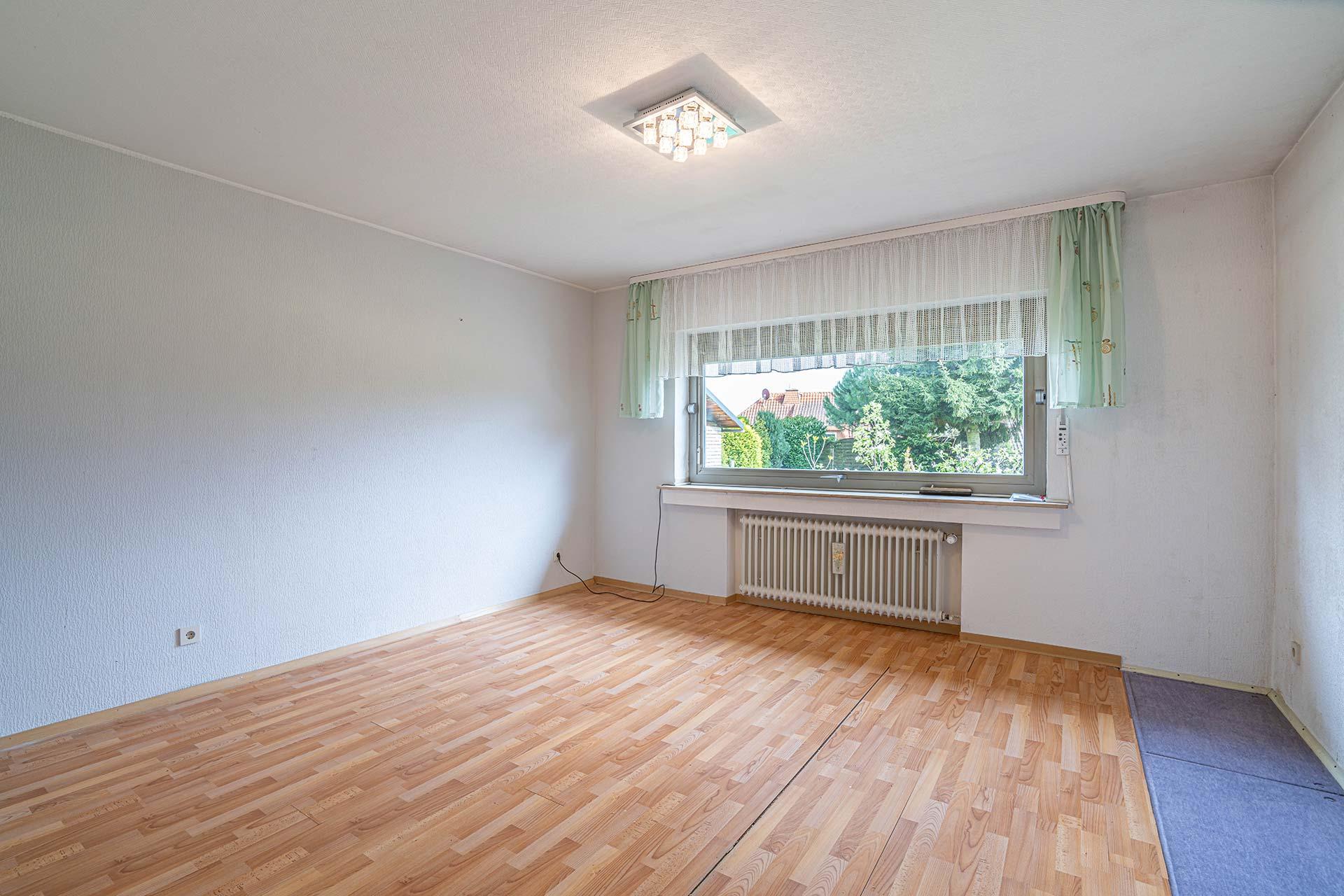 Das Elternschlafzimmer im Erdgerschoss mit Blick in den Garten. Immobilie Bedburg