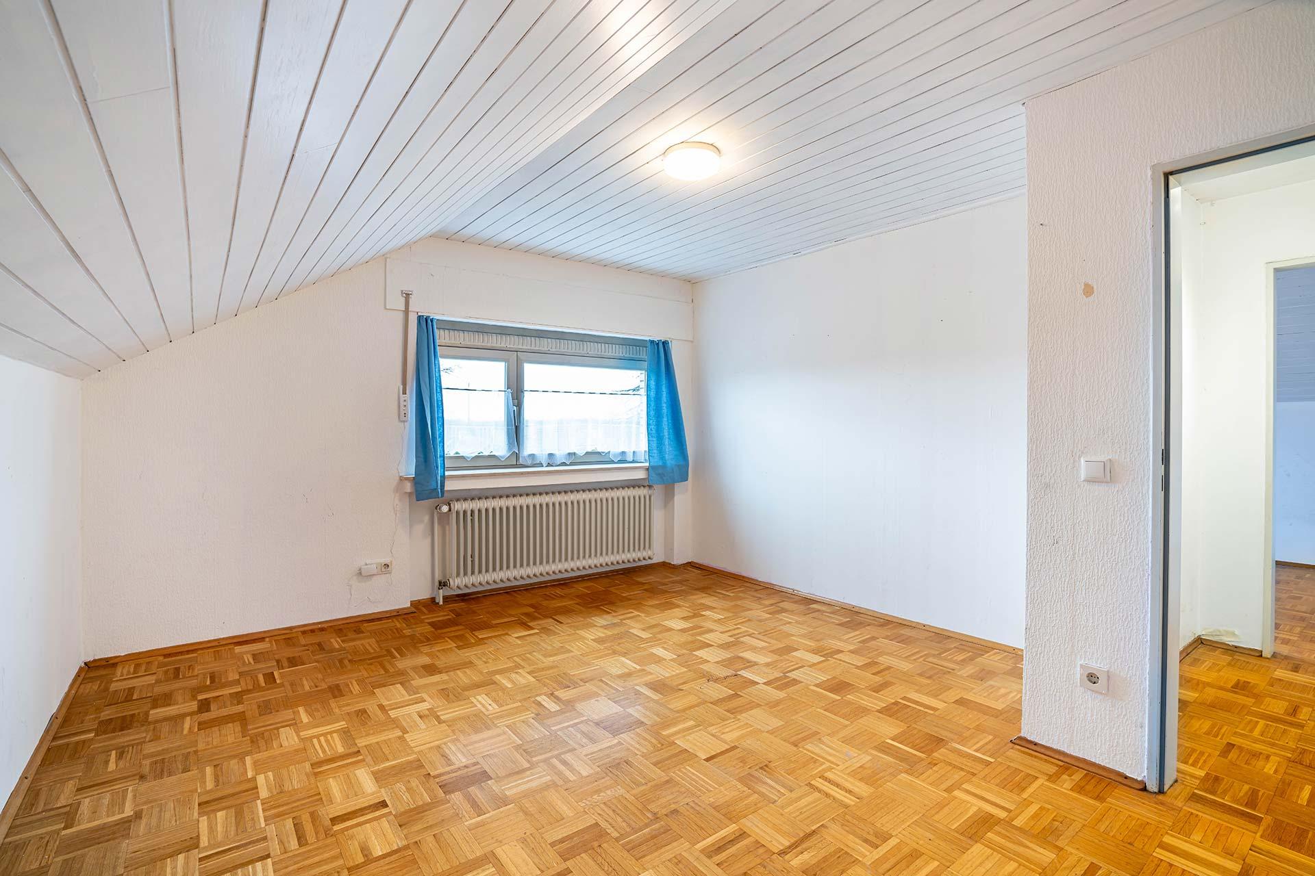 Das Elternschlafzimmer im Dachgeschoss mit Dachschäge und relativ hohem Drempel. Immobilie Bedburg