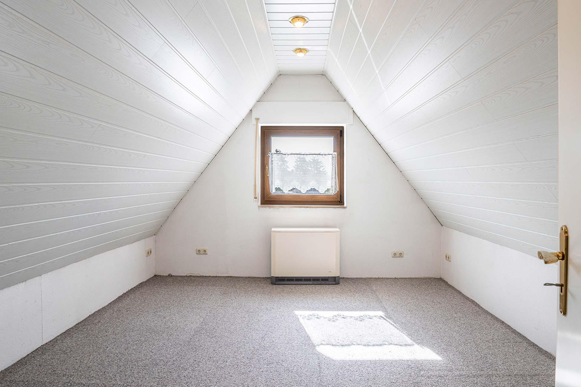 Das Büro im Anbau ist keine Wohnfläche, hat jedoch eine angenehme Größe und ist zum Garten gelegen. Doppelhaushälfte Bergheim