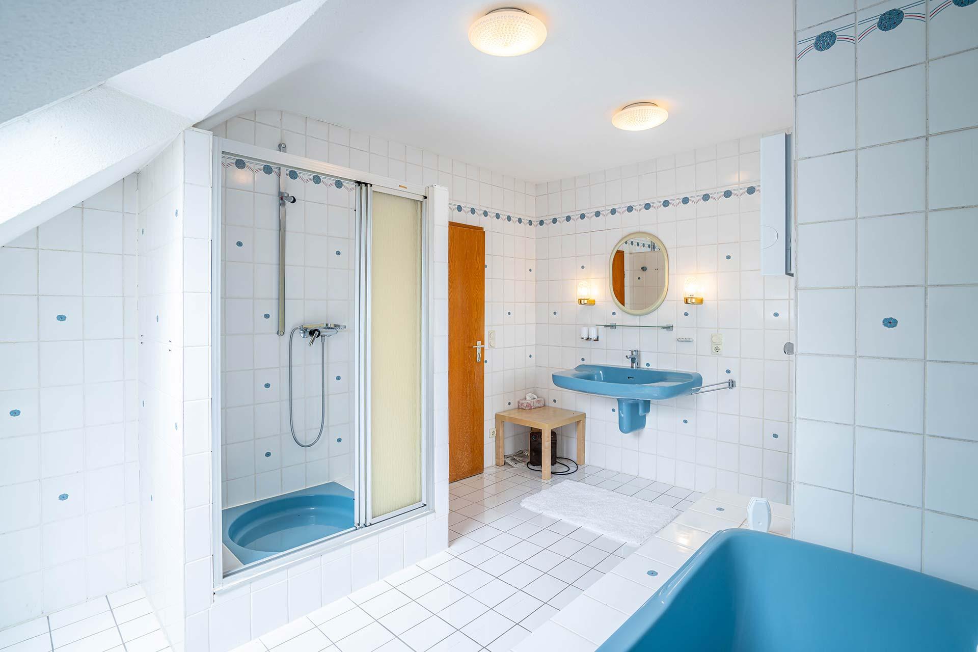 Das Badezimmer im DG besitzt zudem ein Dachflächenfenster und ein Fenster auf der Giebelseite.  Immobilie Bedburg