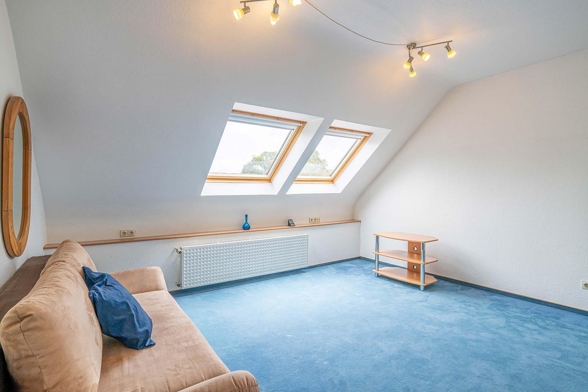 Das größere Kinderzimmer im Dachgeschoss. Immobilie Bedburg