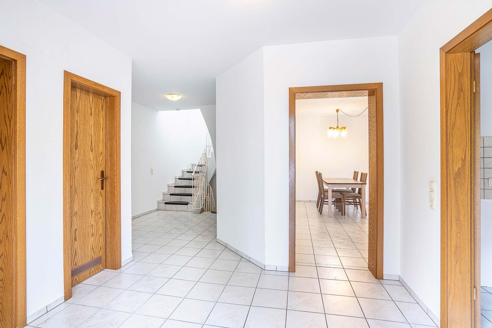 Eingangsdiele mit von links nach rechts:
Gäste-WC, Garderobe, Treppenhaus, Wohn- und Esszimmer sowie Küche Einfamilienhaus Bergheim