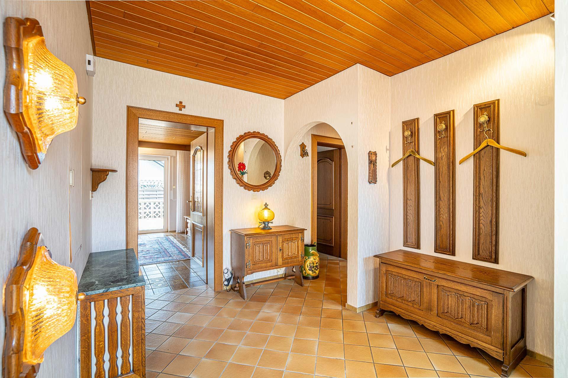 Die großzügige Diele mit Platz für eine Garderobe und Zugang zu Wohnzimmer, Küche, Gäste-WC und einem Flur zu den Schlafzimmern, dem Bad und dem Keller Bungalow Bergheim