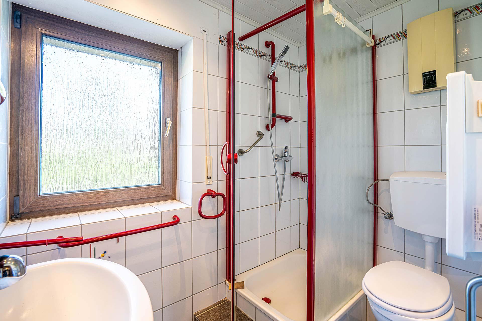 Das Tageslicht-Duschbad im Obergeschoss ist mit einem Fenster, einer Dusche, einem Stand-WC und einem Waschbecken ausgestattet. Doppelhaushälfte Bergheim