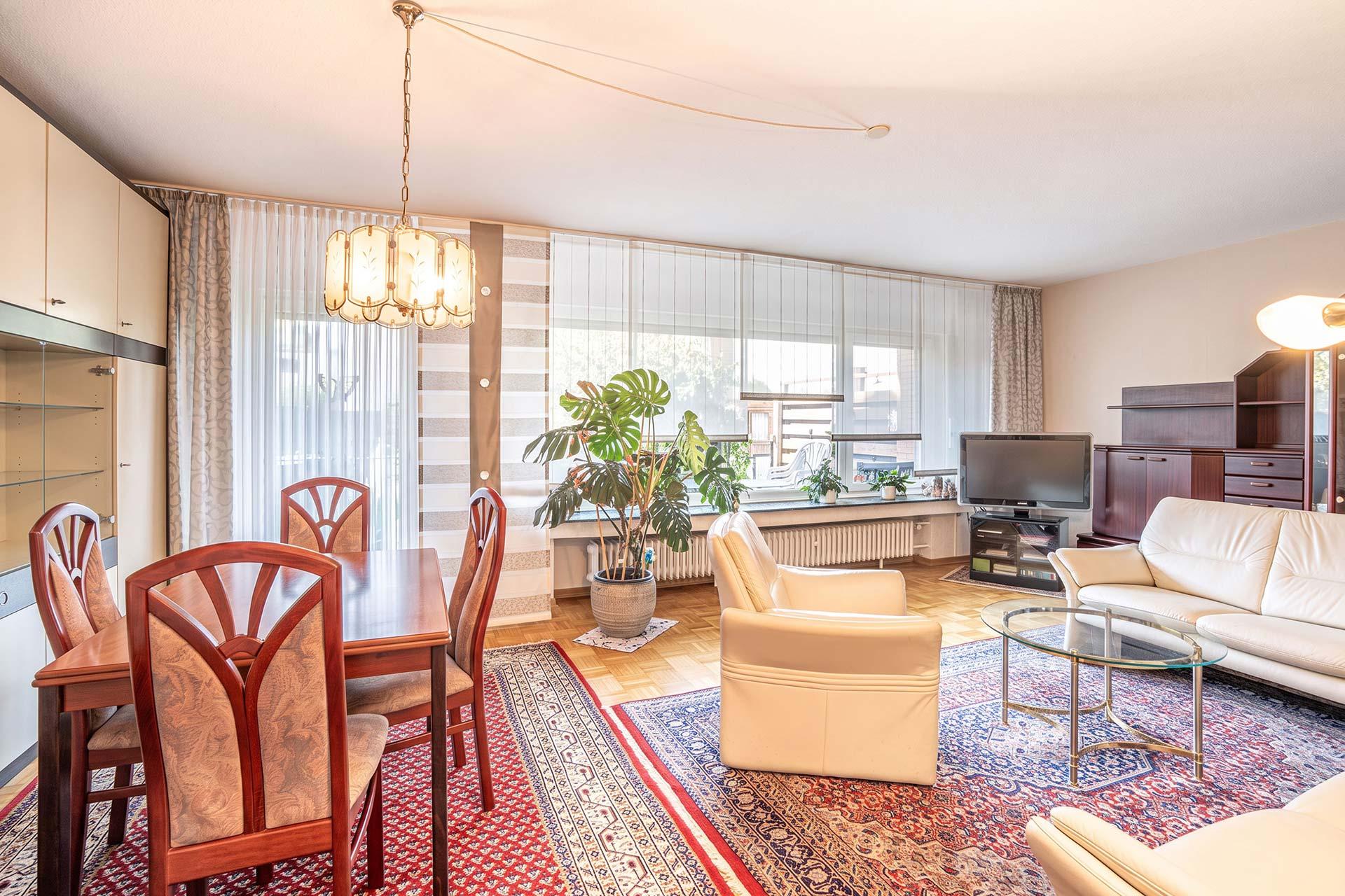Das Wohn- und Esszimmer mit Einbauschrank und Zugang zur Terrasse. Doppelhaushälfte Bergheim