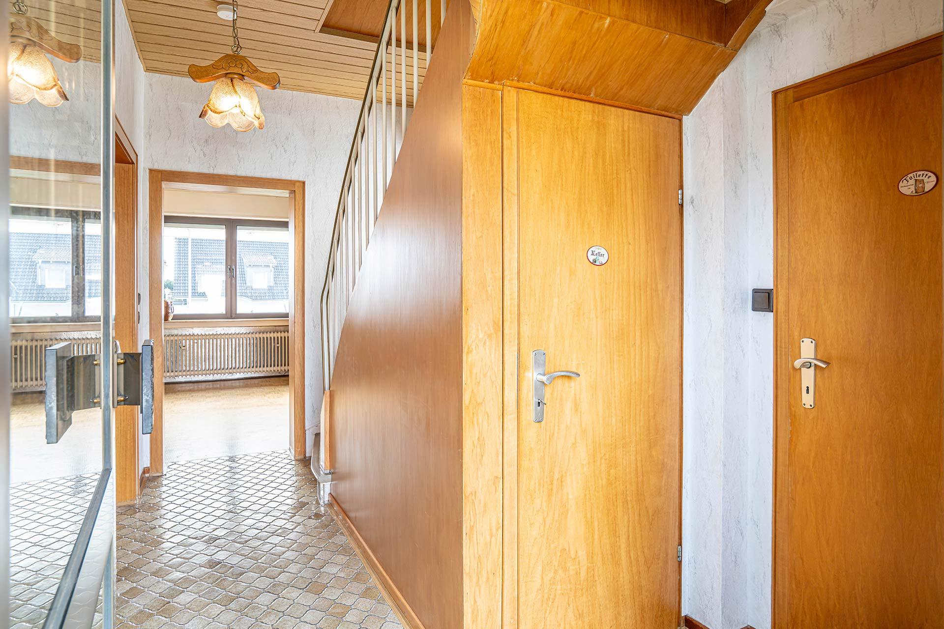 Die EIngangsdiele mit separatem WC und Blick in Richtung des Wohnzimmers Reihenmittelhaus Kerpen