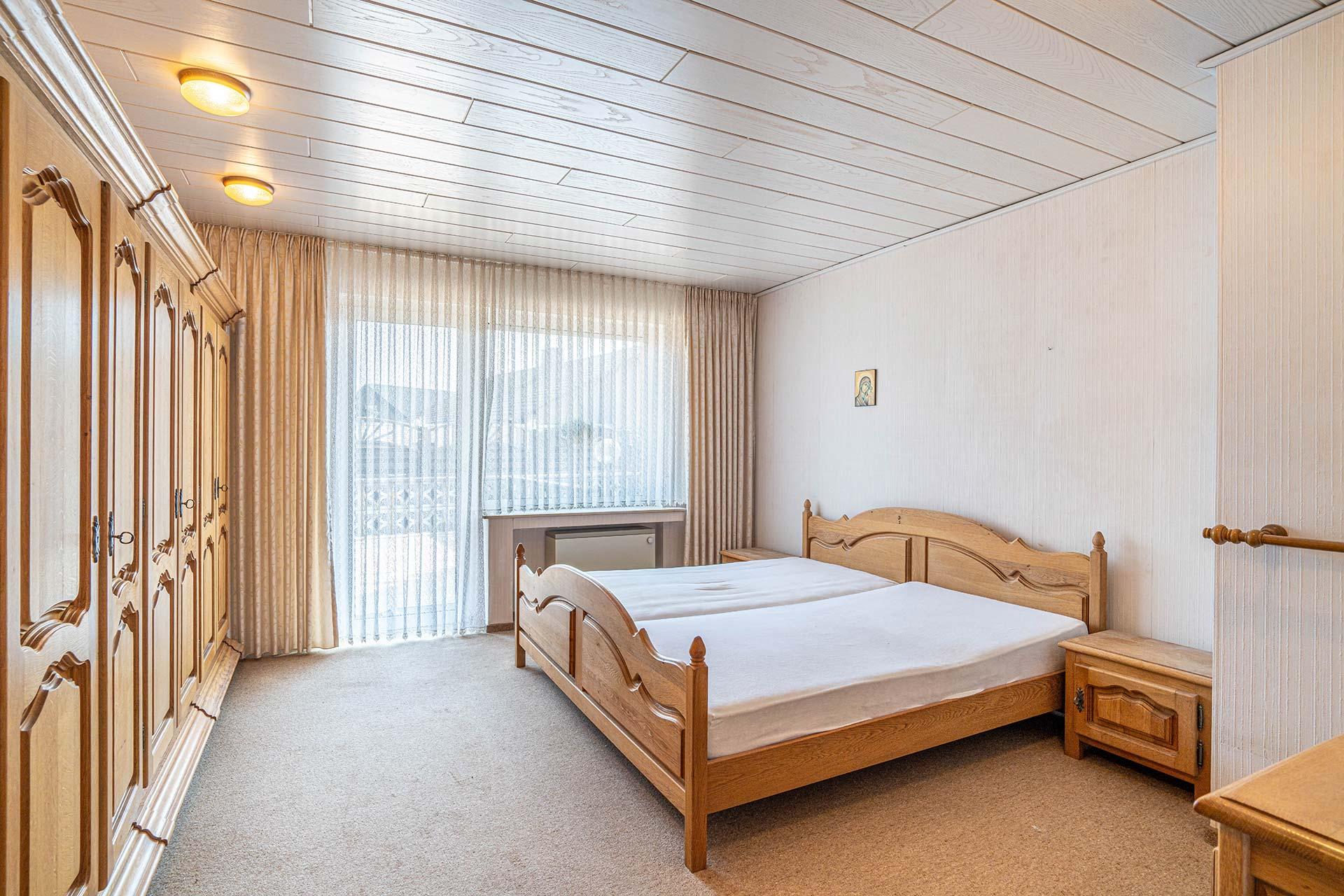 Das Elternschlafzimmer mit Platz für ein großes Bett, einen 8 Türigen Kleiderschrank und eine zusätzliche Kommode mit Schminktisch Bungalow Bergheim