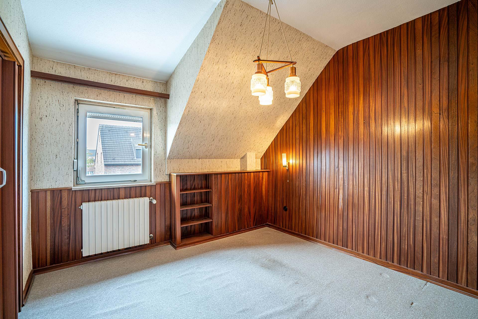 Das Elternschlafzimmer im Dachgeschossbietet Platz für das Bett. Angrenzend befindet sich ein mögliches Ankleidezimmer. Reihenmittelhaus Kerpen