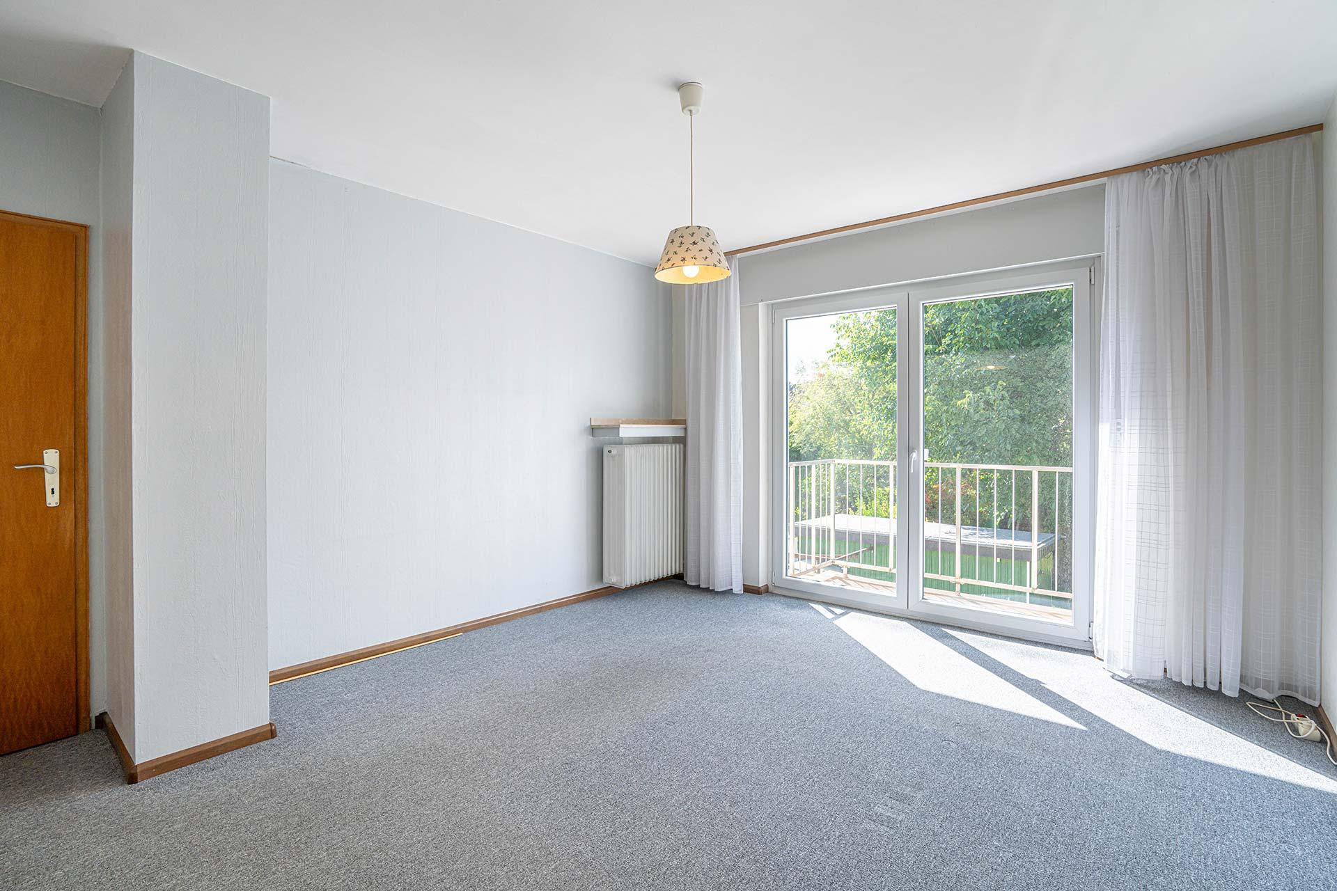 Das Elternschafzimmer im Obergeschoss mit dem Zugang zum Balkon. Reihenmittelhaus Erftstadt