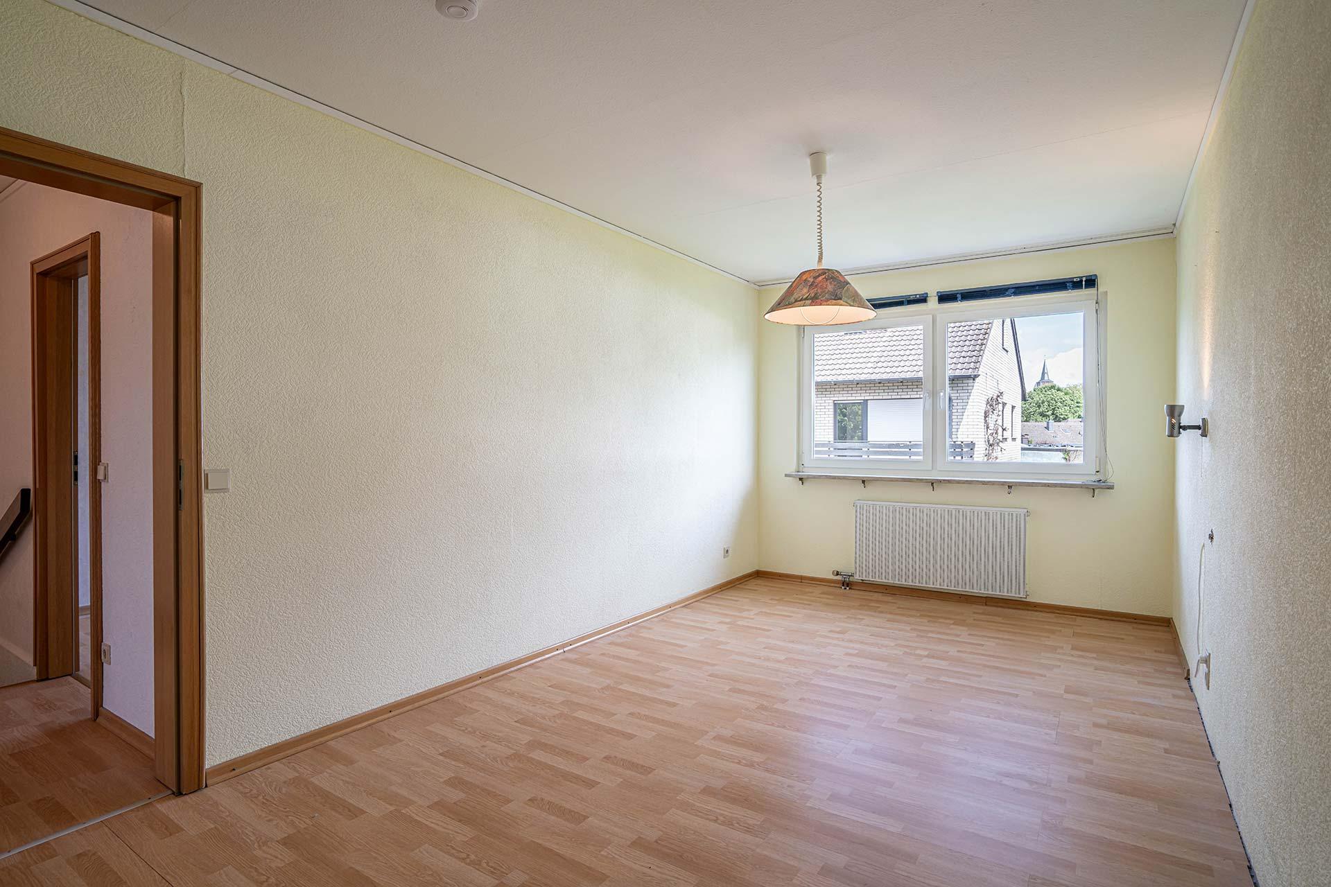 Das Elternschlafzimmer mit Blick in Richtung der Fenster auf der Gartenseite Doppelhaushälfte Bergheim