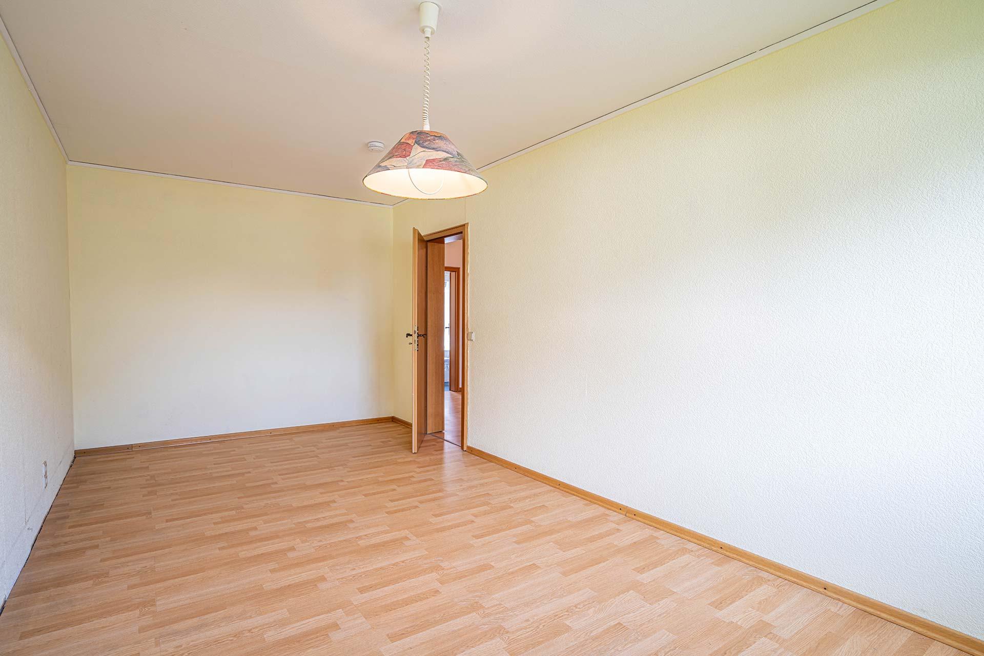Das Elternschlafzimmer mit Blick auf die Seite, an der ein großer Kleiderschrank aufgestellt werden kann. Doppelhaushälfte Bergheim
