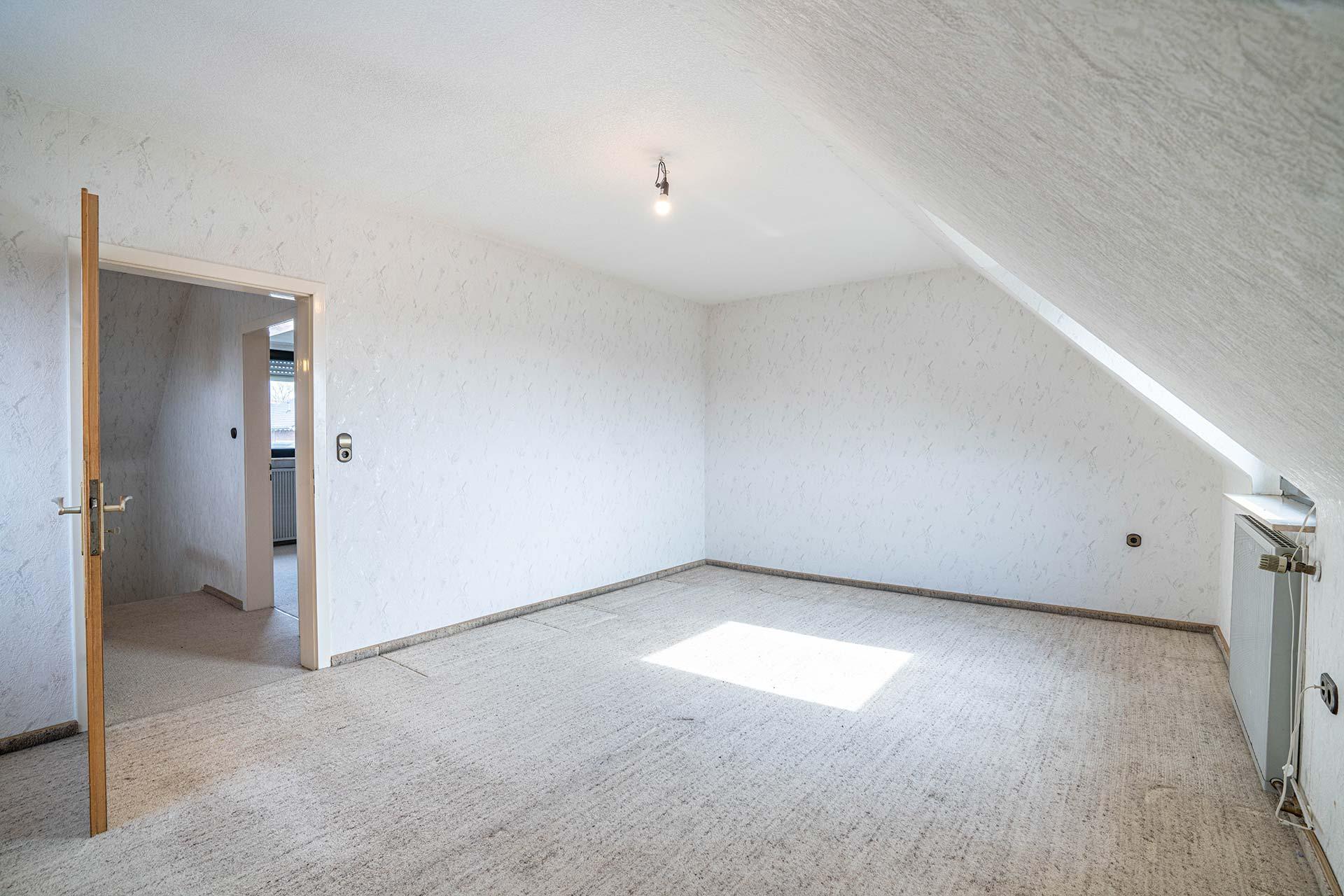 Es ist zur Gartenseite gelegen und ersteckt sich über die gesamte Hausbreite. 
Das Elternschlafzimmer hat eine Größe von ca. 19,57 m². Reihenmittelhaus Kerpen