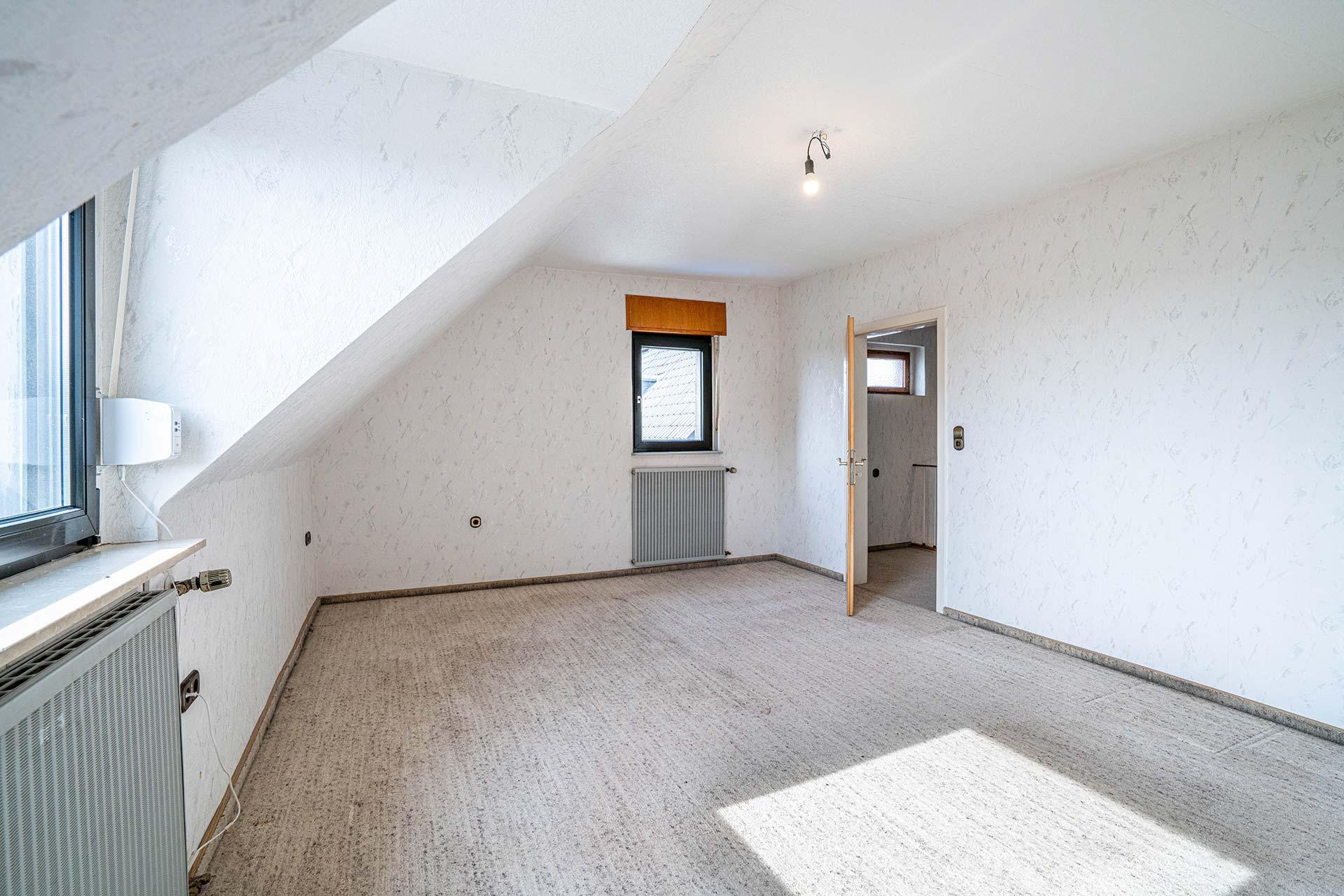 Das Elternschlafzimmer aus verschiedenen Perspektiven fotografiert.
Es ist zur Gartenseite gelegen und ersteckt sich über die gesamte Hausbreite. 
Das Elternschlafzimmer hat eine Größe von ca. 19,57 m².
 Reihenmittelhaus Kerpen