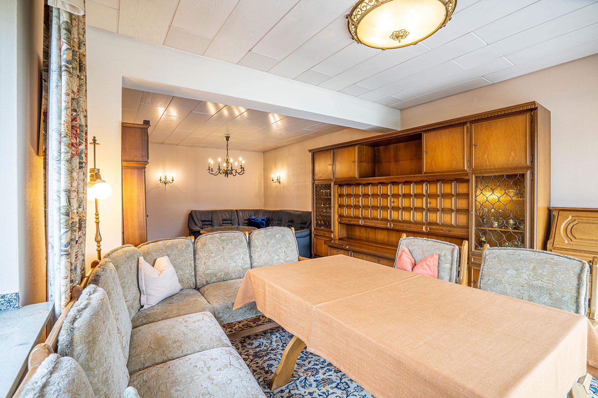 Das Wohn und Esszimmer aus einer anderen Perspektive fotografiert in Richtung des Wohnbereiches Bungalow Kerpen