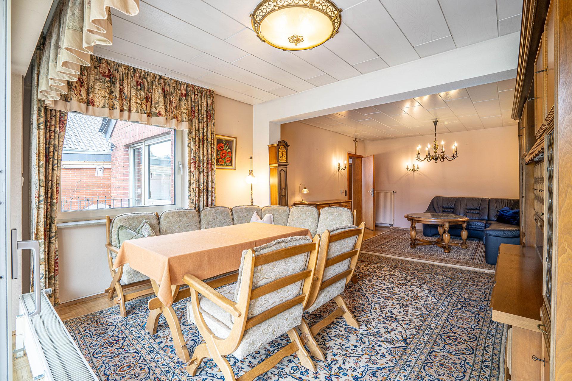 Der Wohn- und Essbereich von der Terrasse aus fotografiert. Bungalow Kerpen