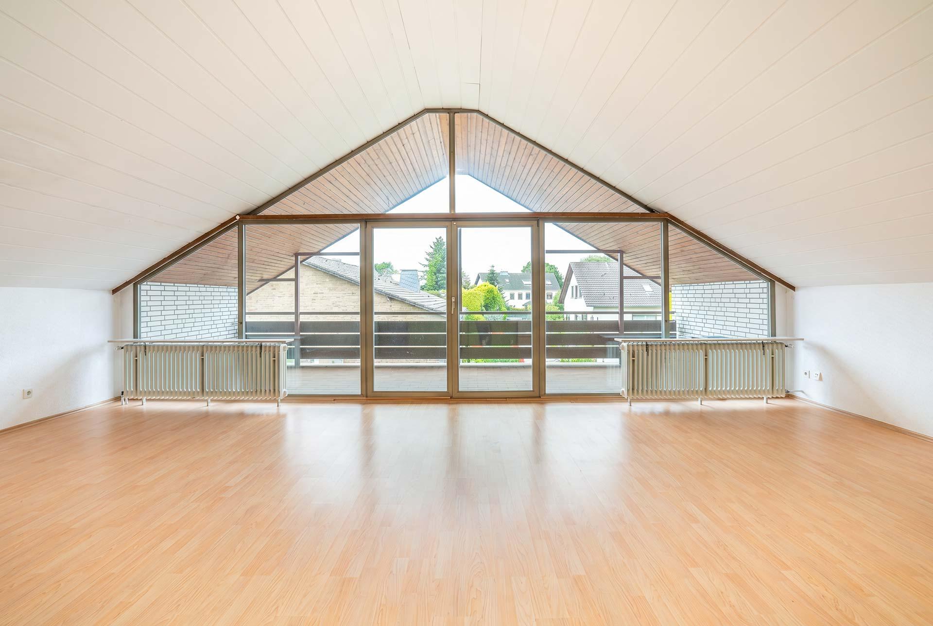 Blick in das Wohn- und Esszimmer im Dachgeschoss in Richtung der Loggia. Immobilie Bedburg
