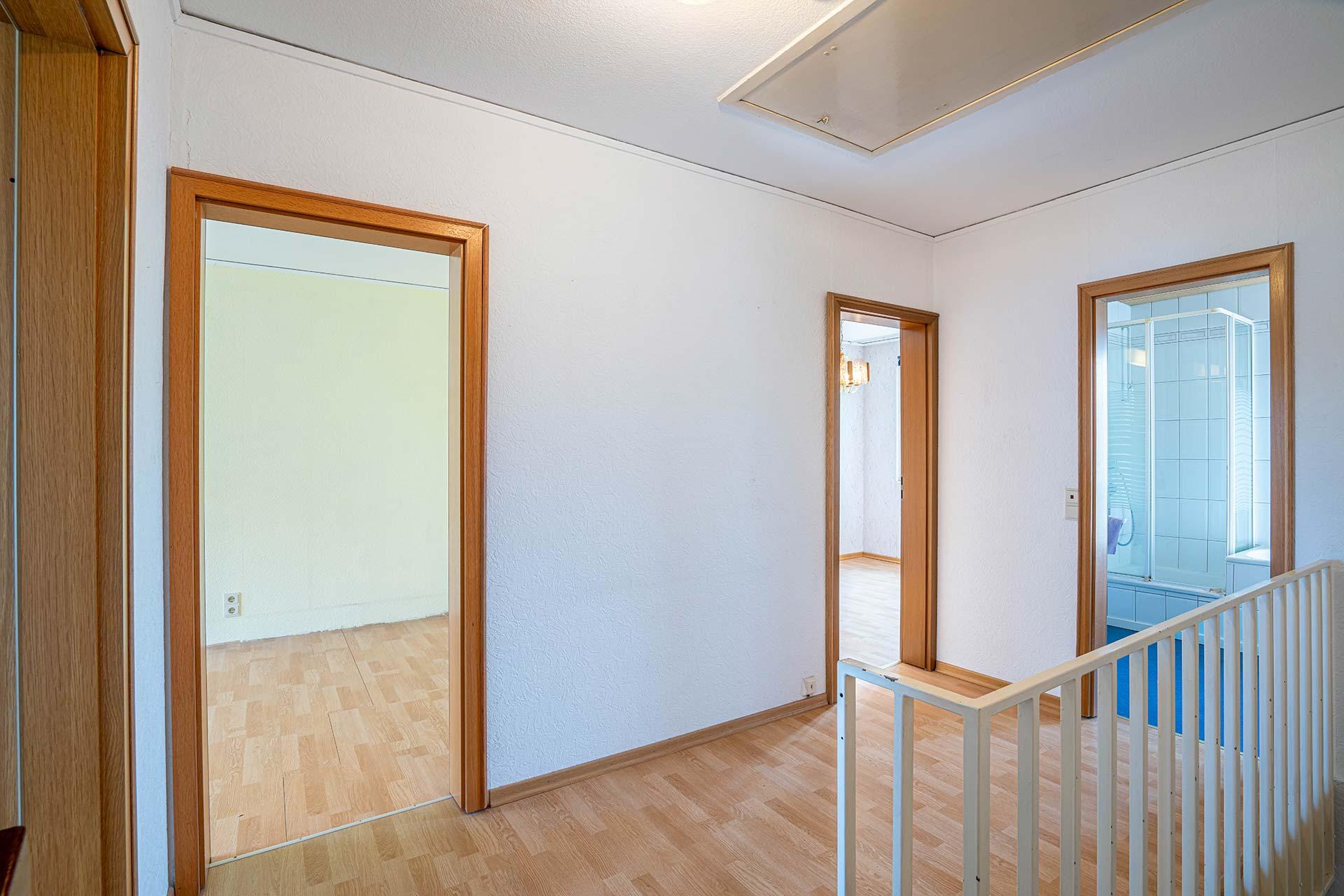 Der Flur im Dachgeschoss führt zu allen Räumen dieser Wohnebene. Darunter 3 Schlafzimmer und das Badezimmer. Doppelhaushälfte Bergheim