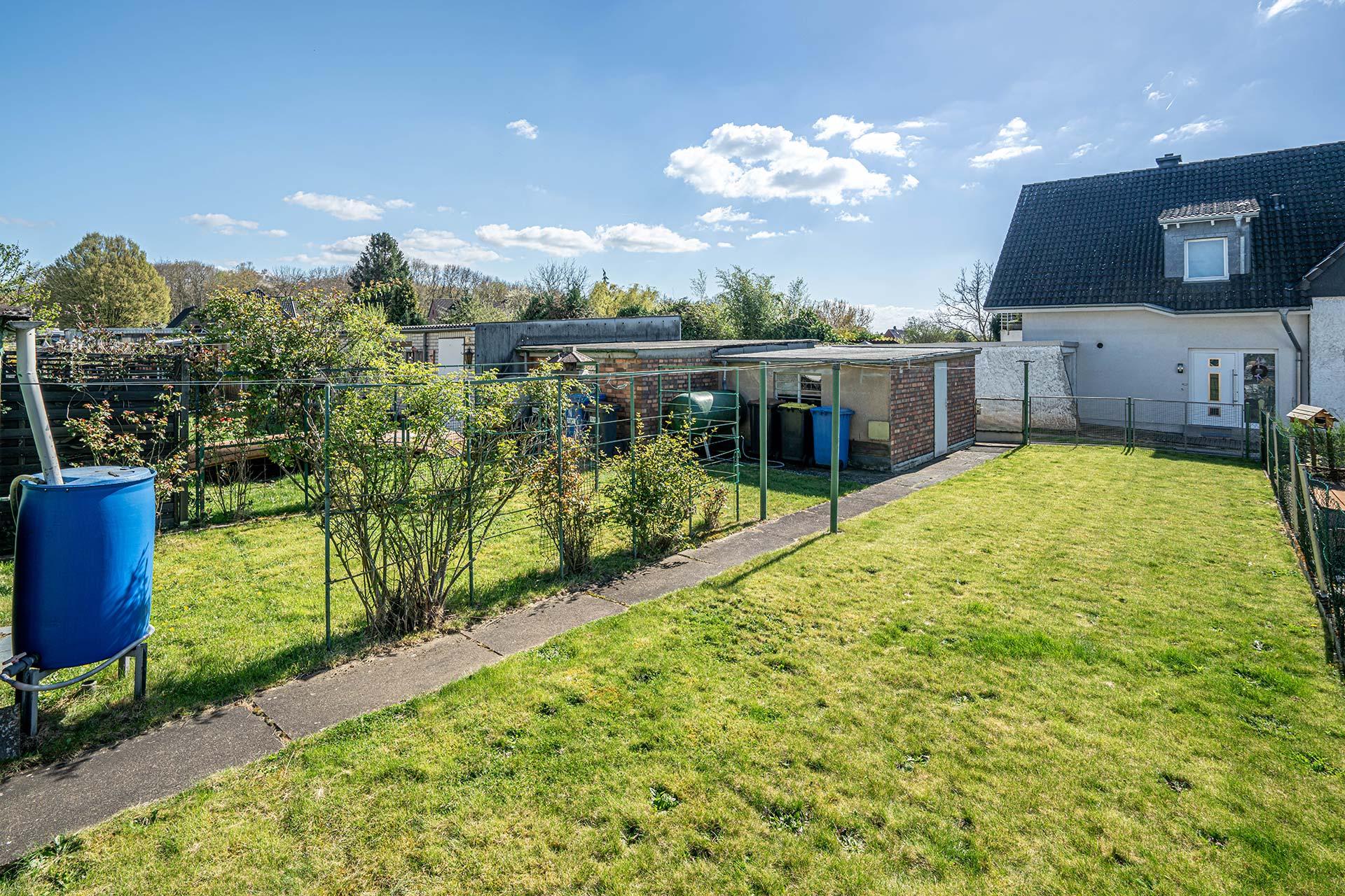 Garten mit Garage. Die Garage ist über den Wirtschaftsweg am Ende des Grundstücks befahrbar. Reihenmittelhaus Kerpen