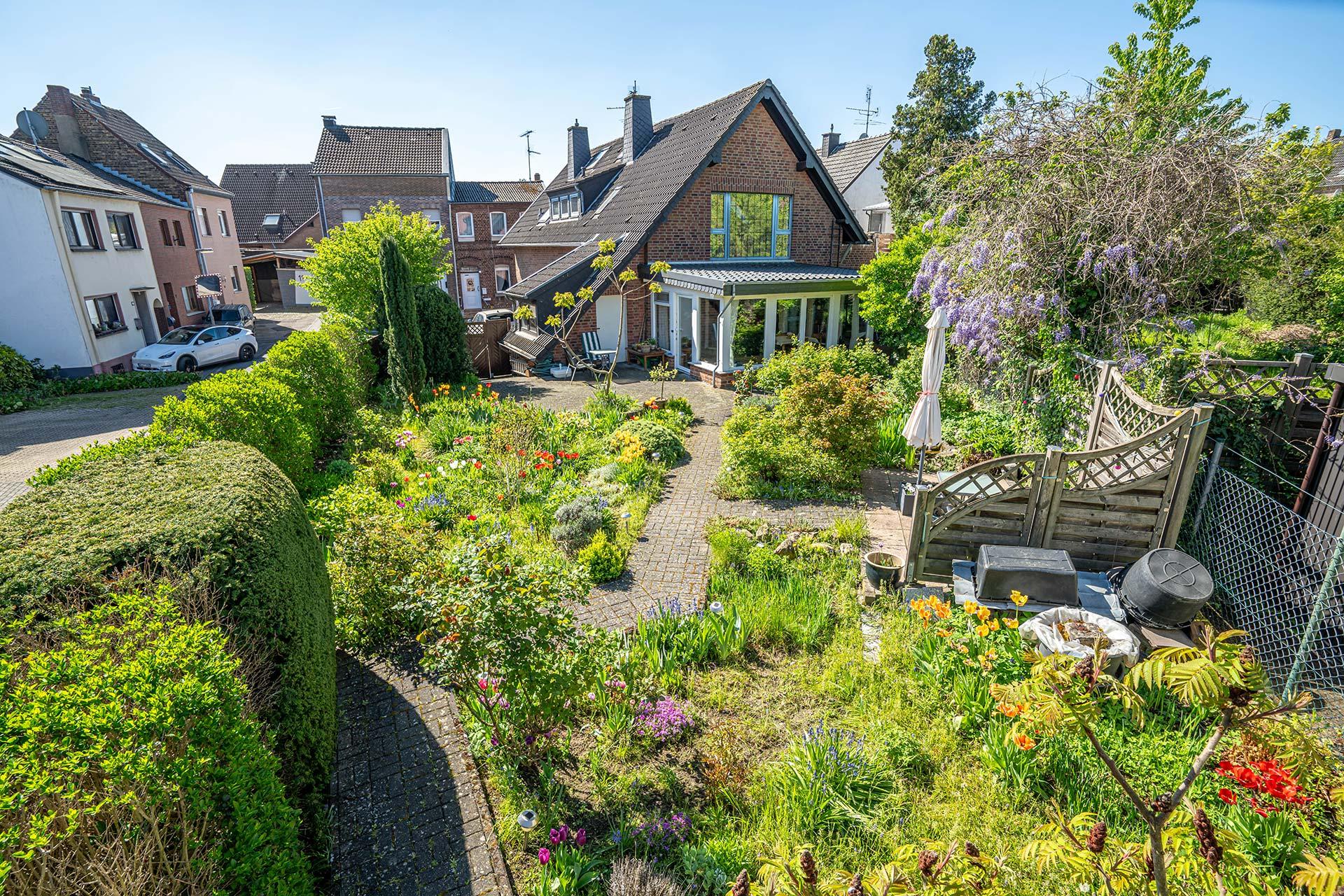 Der Garten wird derzeit von Wohnung #1 genutzt. Immobilie Bedburg