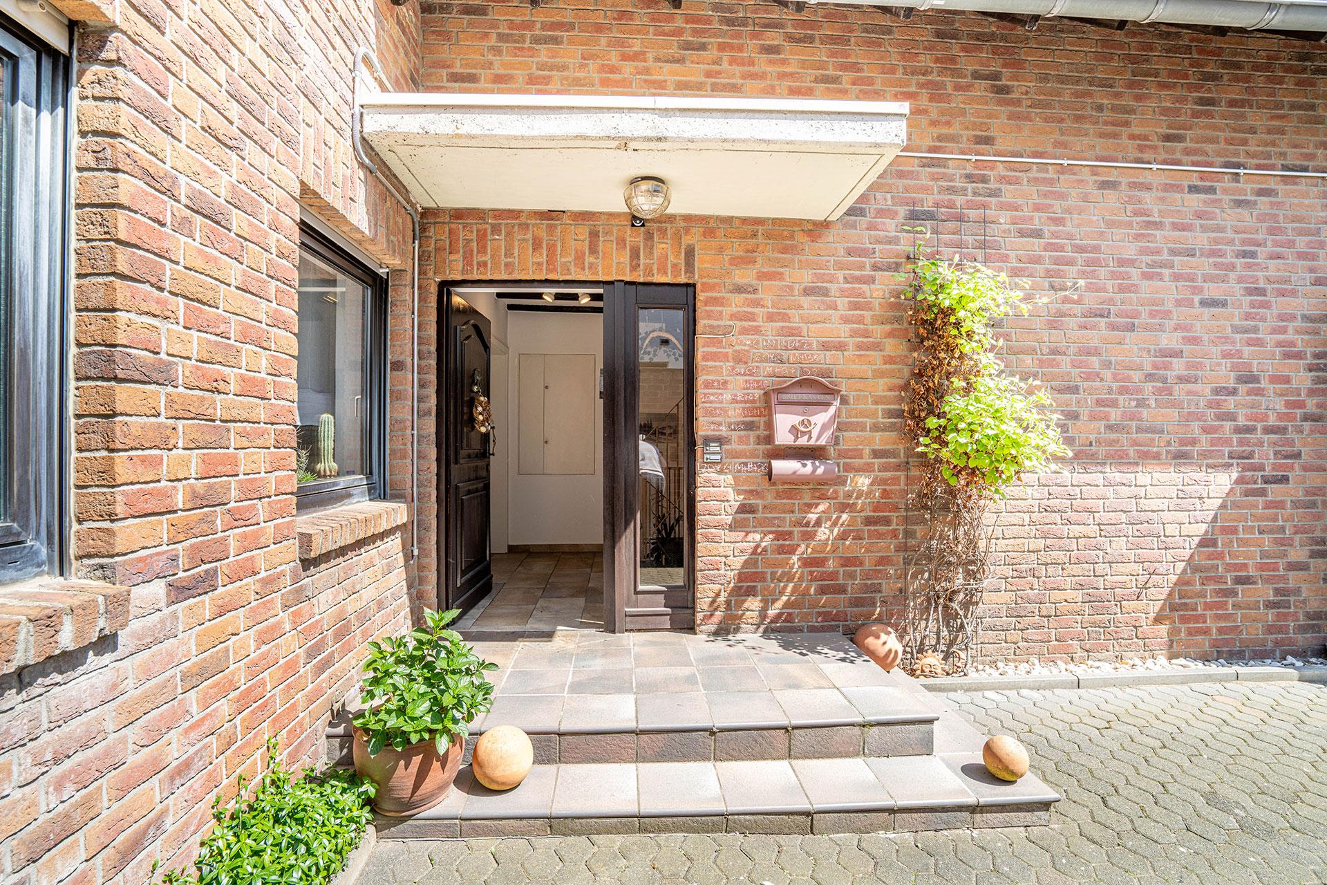 Der Hauseingang mit den Türen zu den beiden Wohnungen im Erdgeschoss und der Treppe zu Wohnung #3 im Dachgeschoss und in den Keller. Immobilie Bedburg