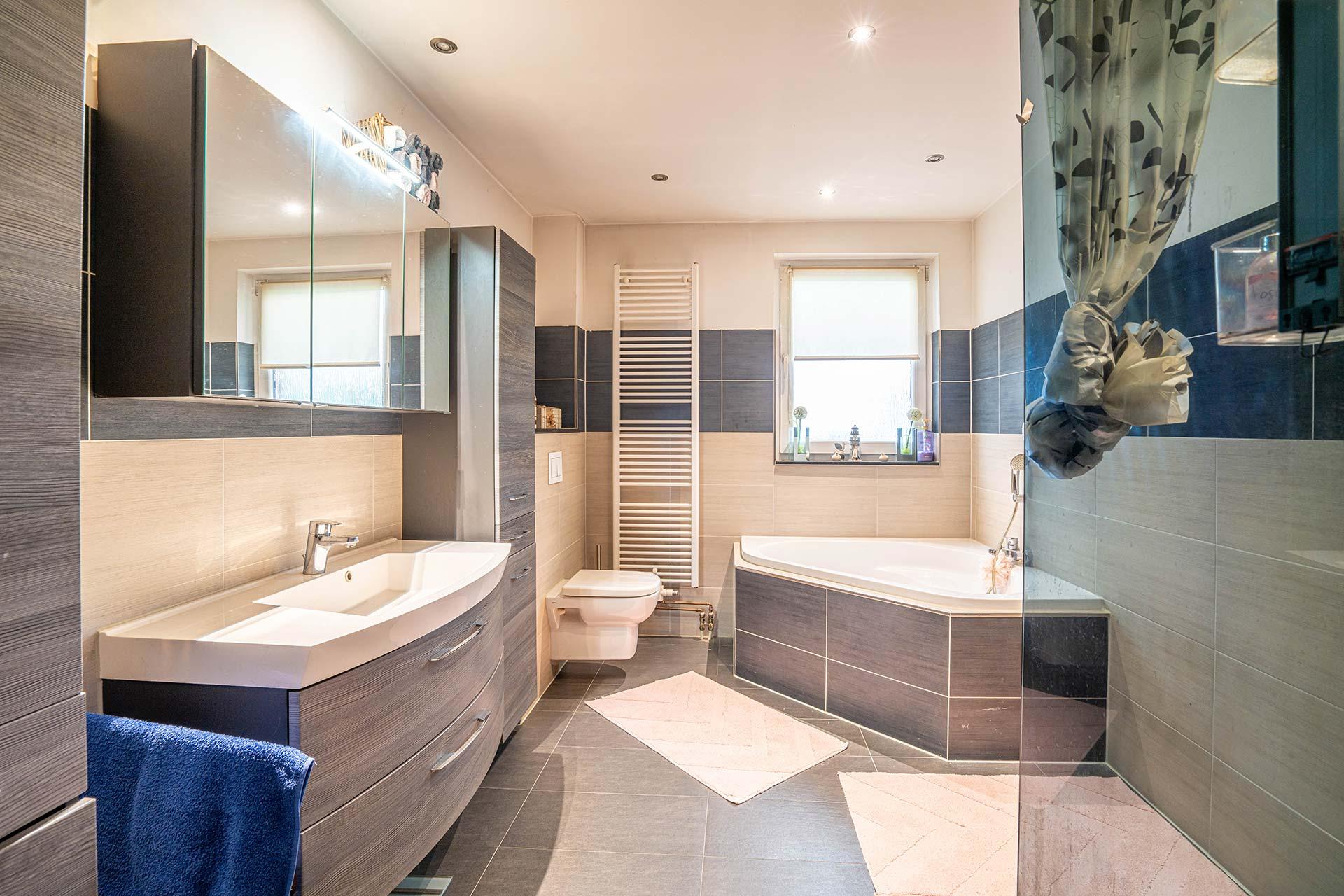 Badezimmer mit Eckwanne Historisches Einfamilienhaus Bedburg  Einfamilienhaus Bedburg