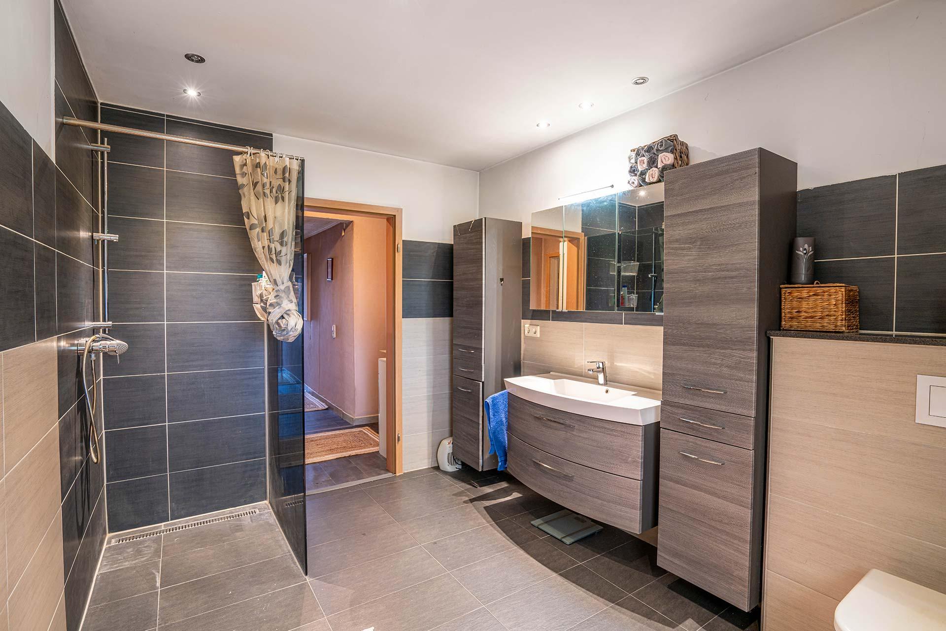 Badezimmer mit bodengleicher Dusche Historisches Einfamilienhaus Bedburg  Einfamilienhaus Bedburg