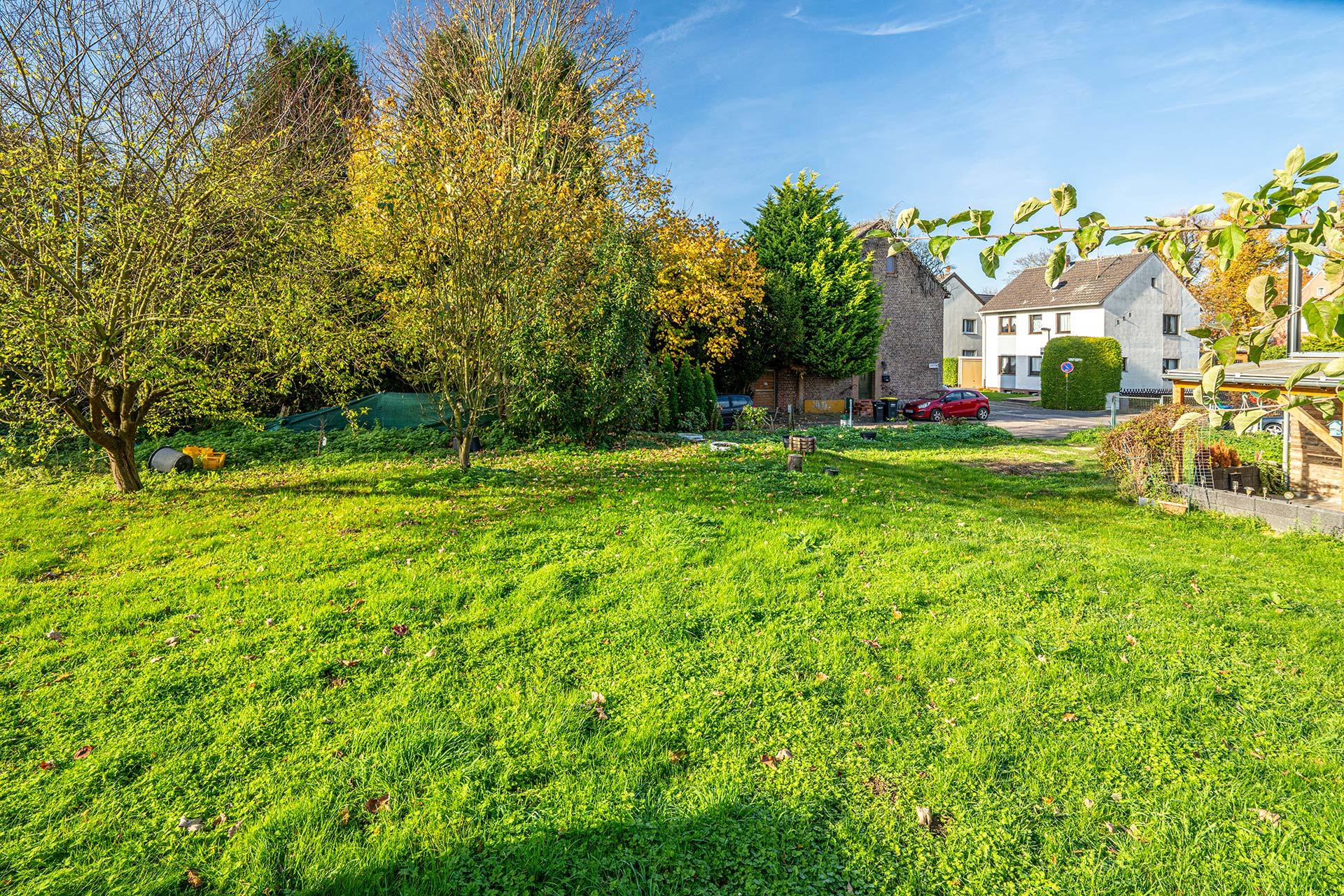 grüner Garten der Immobilie Einfamilienhaus Bedburg