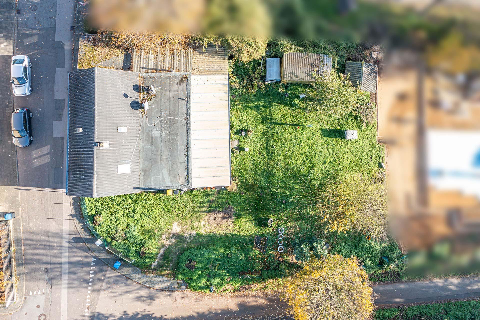 Luftaufnahme der Immobilie, Wohnhaus mit Anbau und großer Terrasse Einfamilienhaus Bedburg