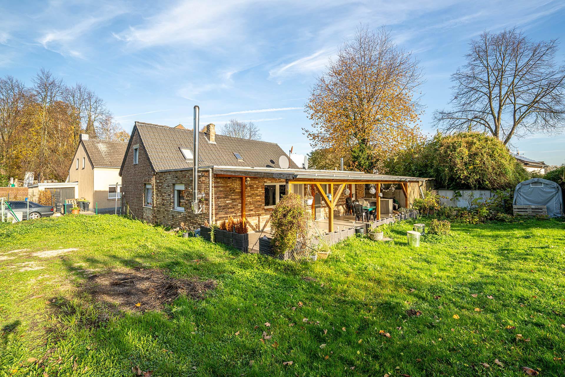 Rückansicht der Immobilie und der großen Terrasse Einfamilienhaus Bedburg