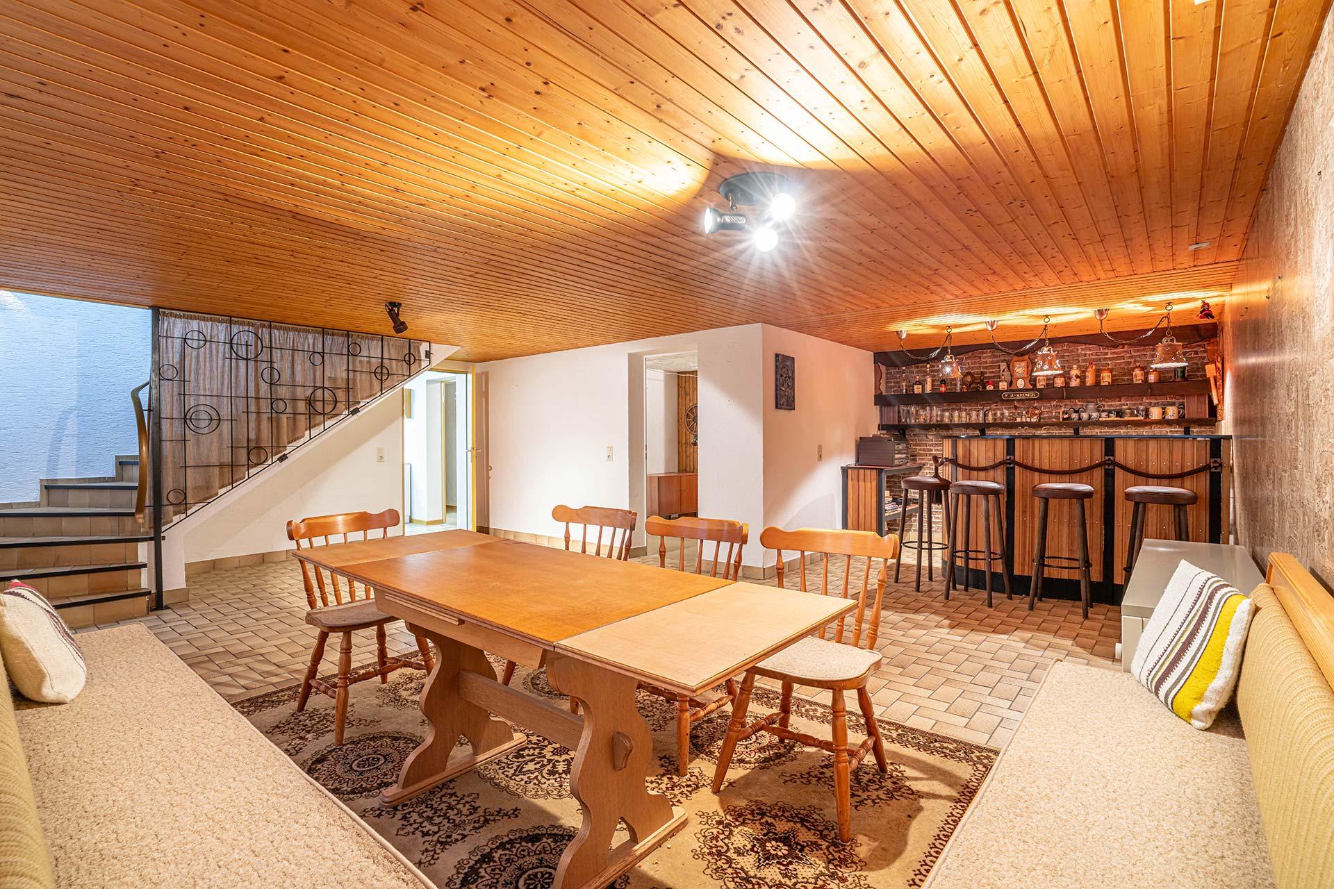 Die Kellerbar mit Partykeller bietet viel Platz für gesellige Runden und ausgelassene Feiern. Bungalow Bergheim