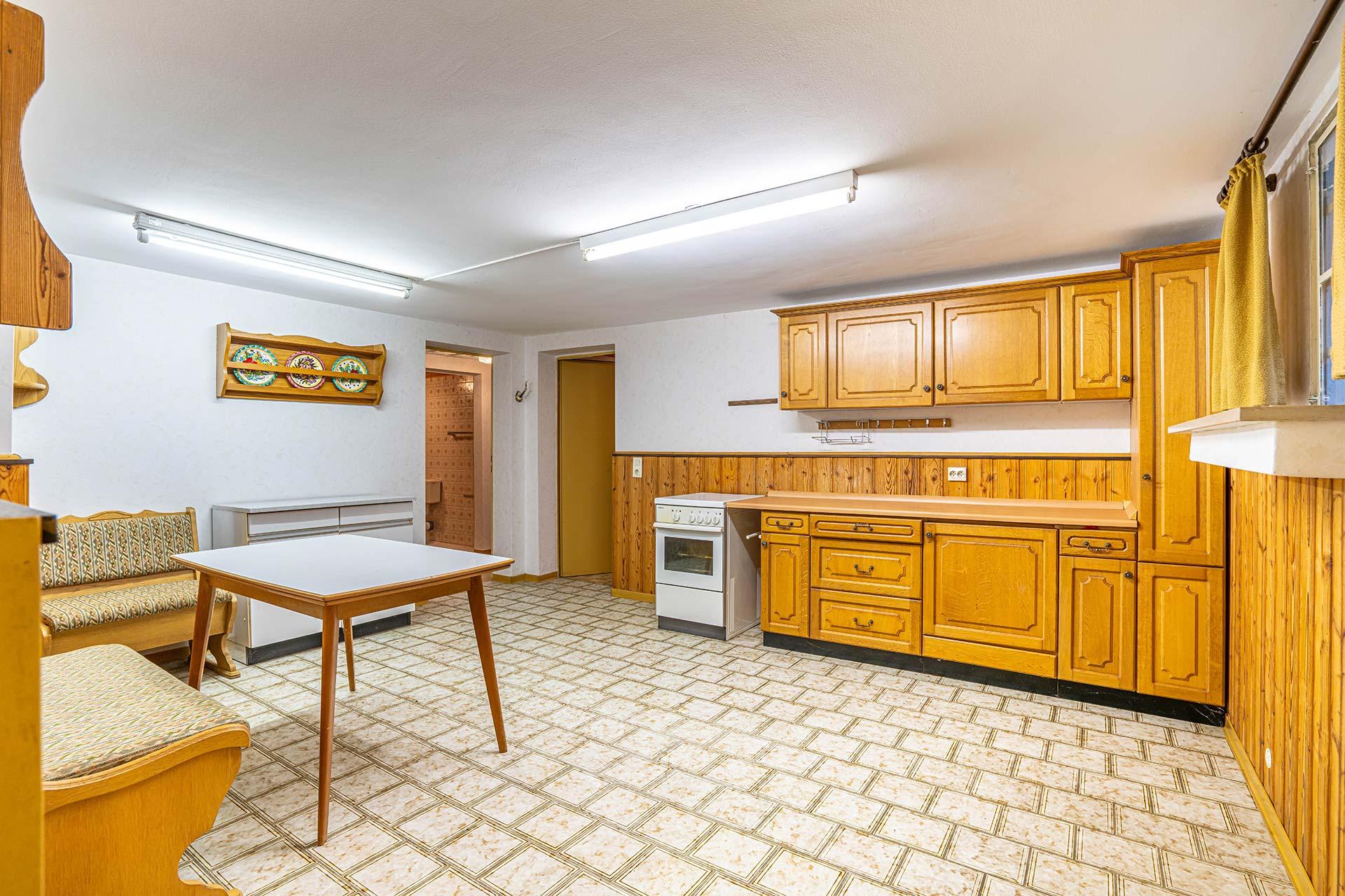 Die Kellerküche direkt neben der Kellerbar ist praktisch für die Vorbereitung von Partys.  Bungalow Bergheim