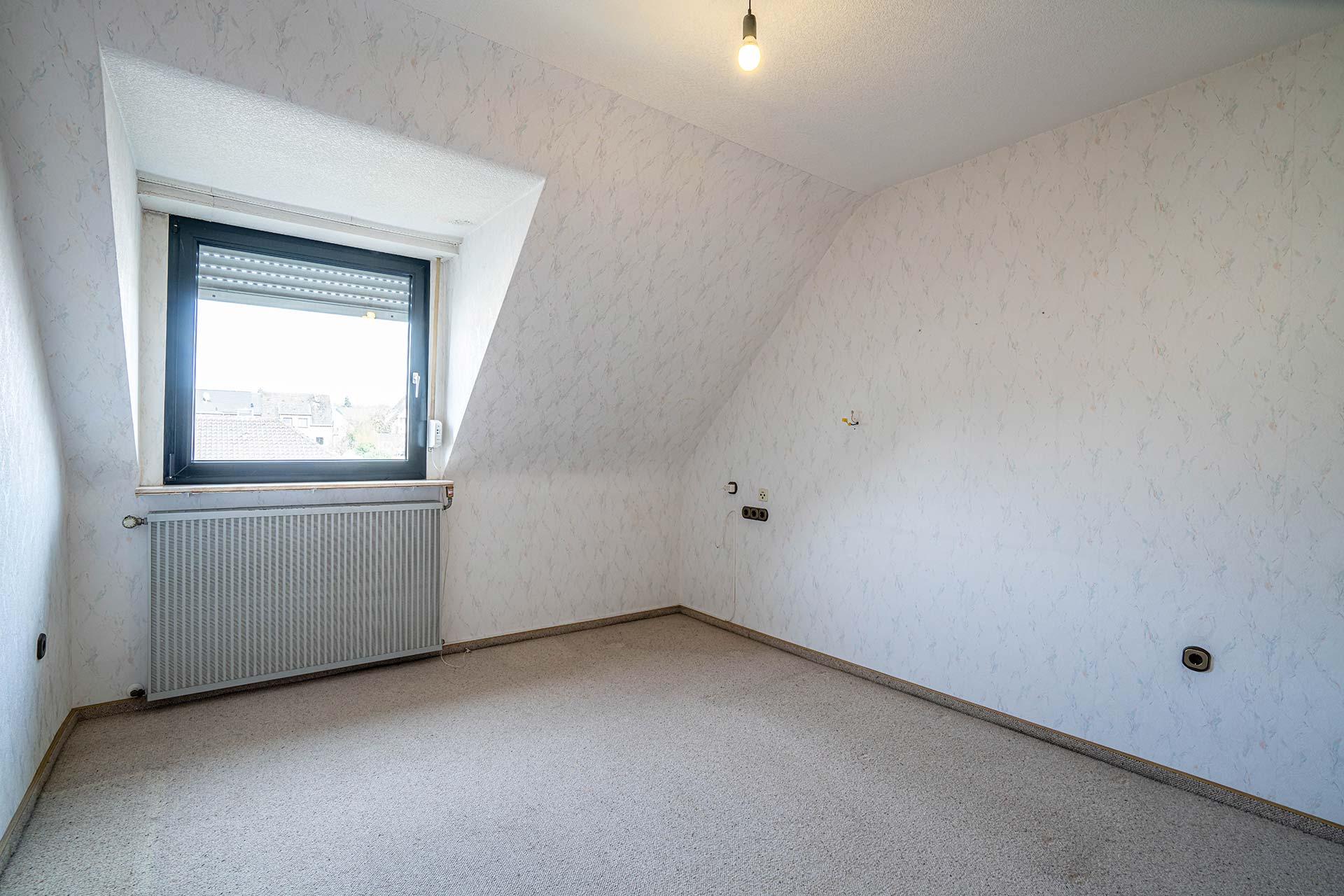 Das Kinderzimmer aus verschiedenen Blickwinkeln betrachtet.
Es ist zur Vorderseite gelegen und hat eine Größe von ca. 13,72  m². Reihenmittelhaus Kerpen
