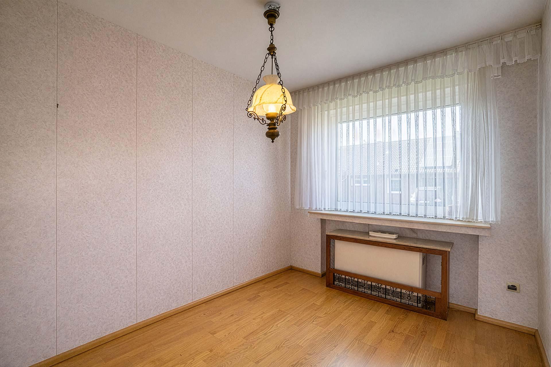 Das zweite Schlafzimmer ist vielseitig nutzbar. Beispielsweise als Kinderzimmer, Arbeitszimmer mit Homeoffice oder Gästezimmer. Bungalow Bergheim