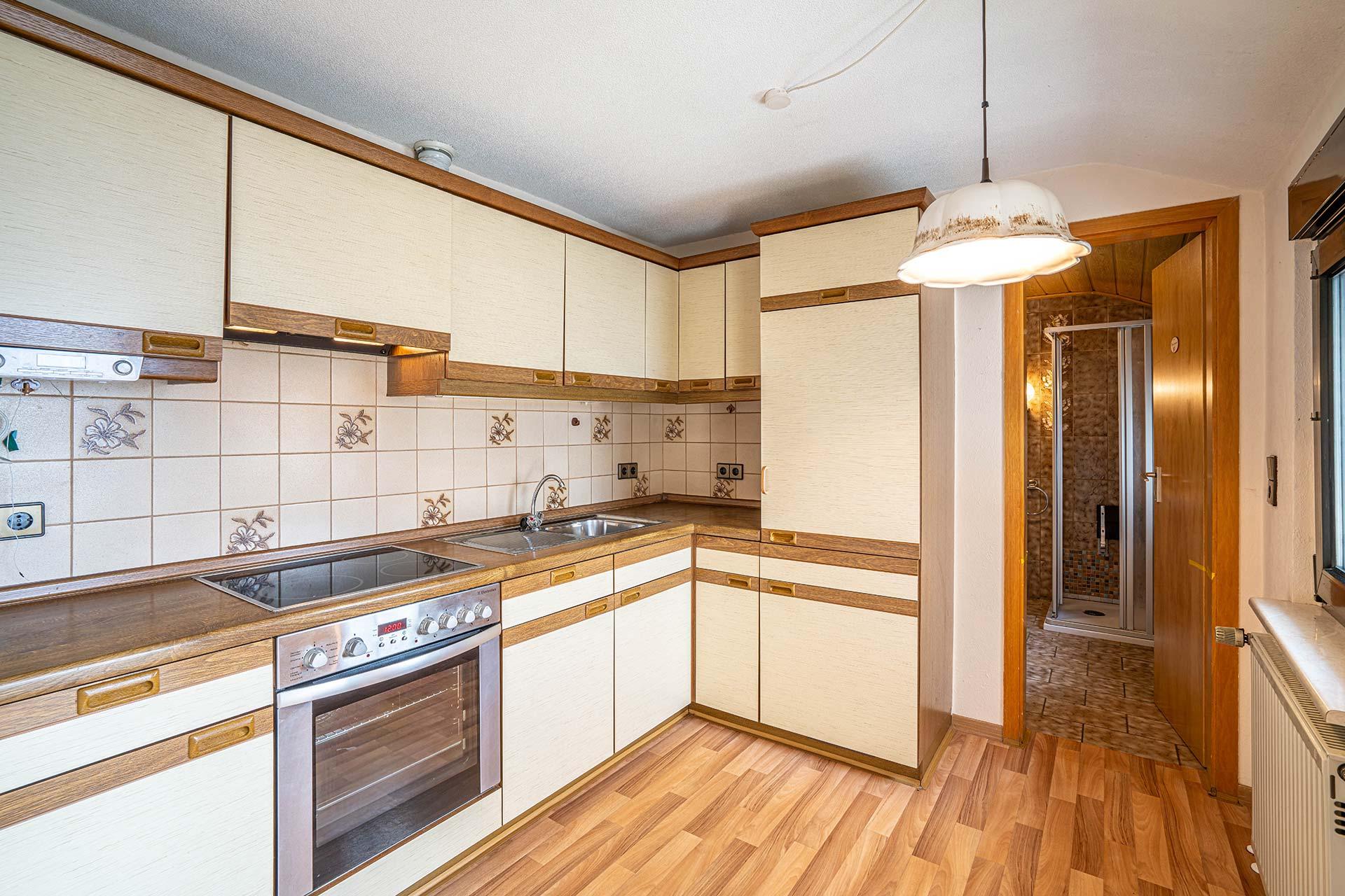 Die im Anbau gelegene Küche.
Sie hat eine Größe von ca. 6,53 m² und führt in das Badezimmer und auf den Balkon, von welchem Sie auch in den Garten gelangen.
 Reihenmittelhaus Kerpen