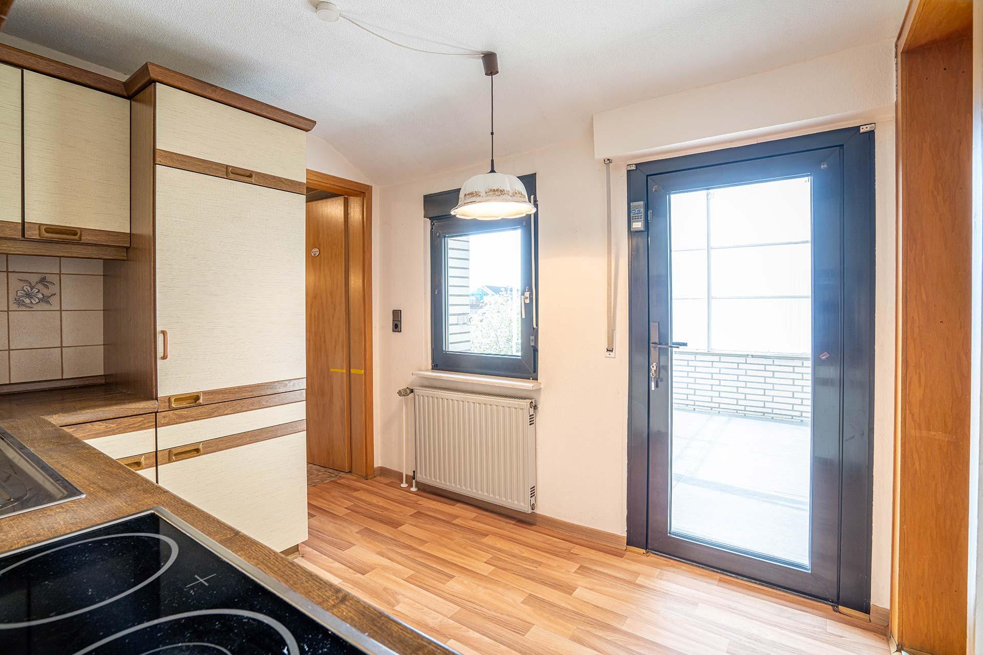 Die Küche verbleibt im Haus und ist bereits im Kaufpreis enthalten.
Sie hat eine Größe von ca. 6,53 m² und führt in das Badezimmer und auf den Balkon, von welchem Sie auch in den Garten gelangen. Reihenmittelhaus Kerpen