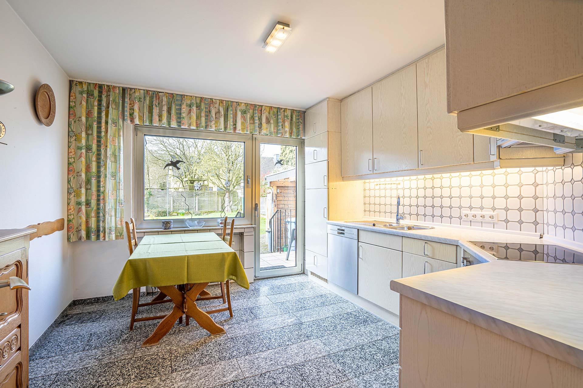Die Küche bietet Platz für eine große Küchenzeile und eine gemütliche Essecke. Zudem gelangen Sie von hier aus direkt in den Garten. Bungalow Kerpen