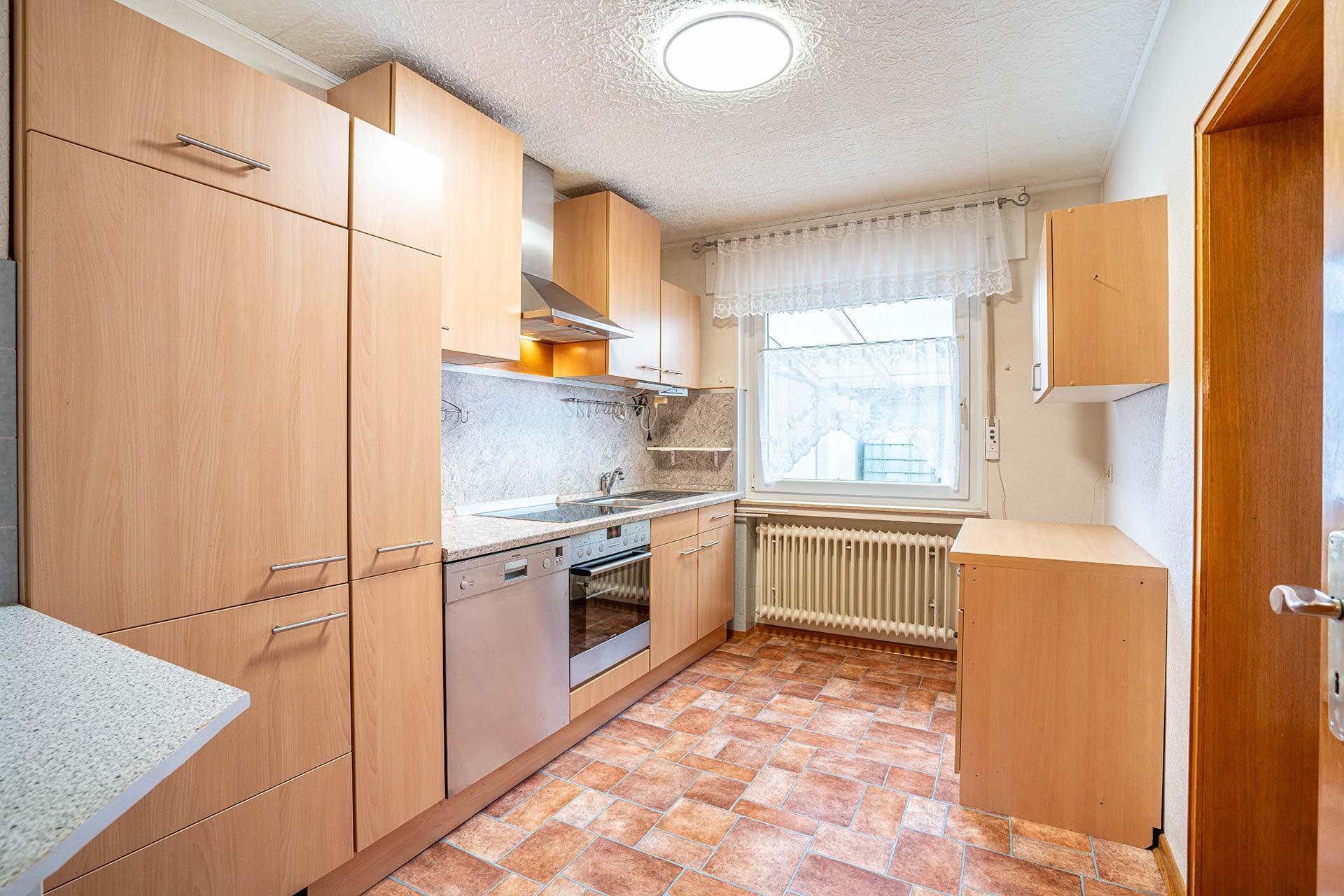 Die Küche mit Küchenzeile. Obwohl etwas in die jahre gekommen wirkt das Buche-Dekor immer noch gepflegt. Reihenmittelhaus Erftstadt