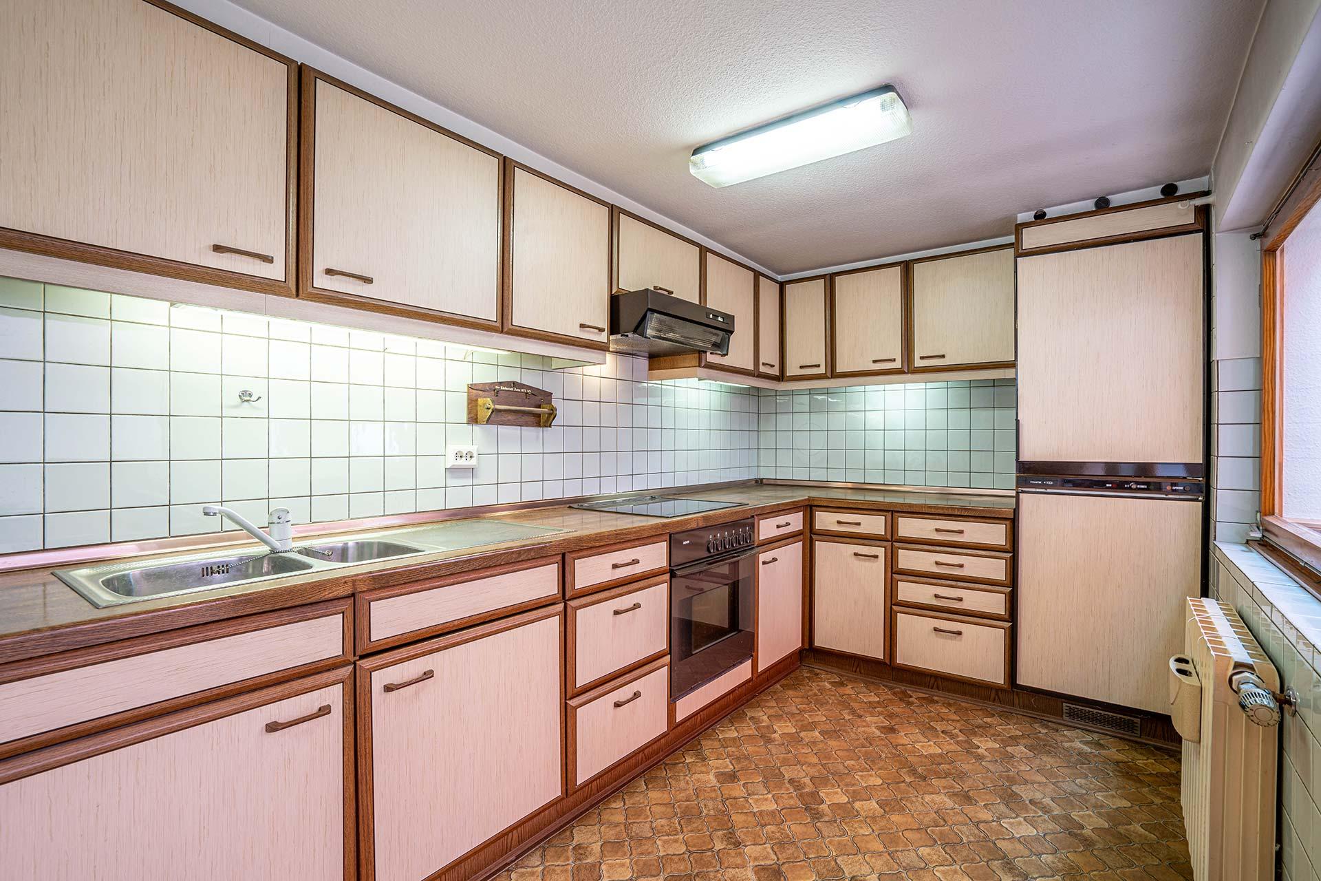 Die Küche befindet sich in einem Anbau. Mit Ihrer L-Form bietet sie ausreichend Stauraum und Arbeitsfläche. Reihenmittelhaus Kerpen